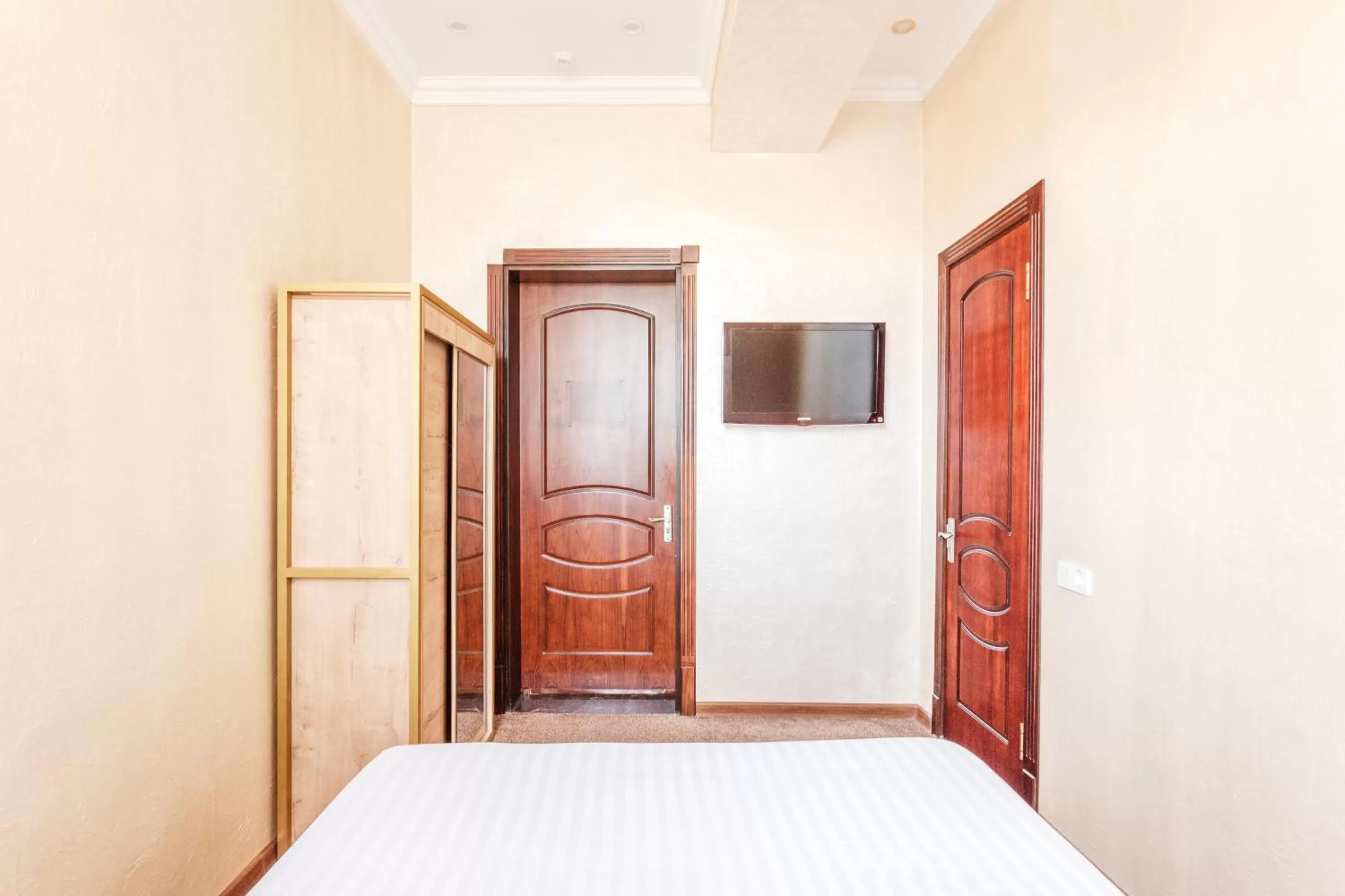 TV and multimedia, Bed in Western Suites Hotel