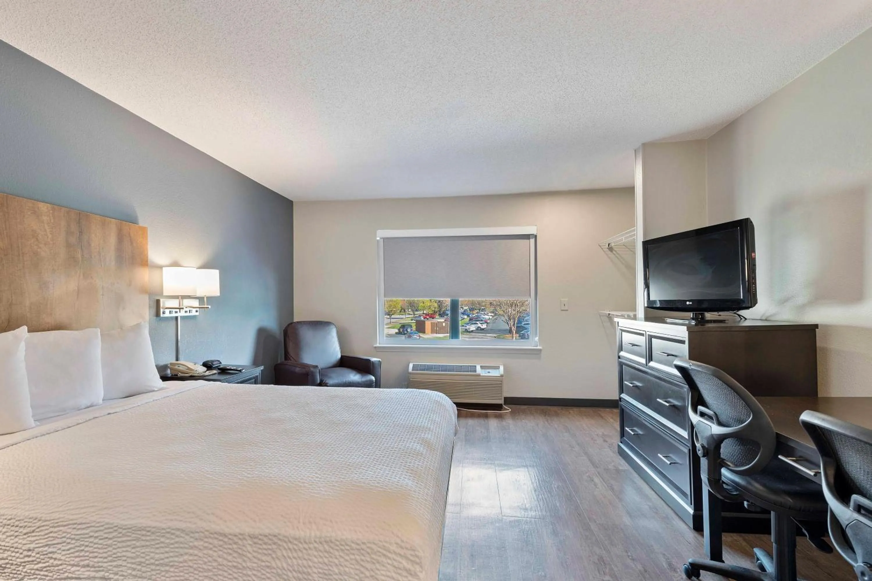 Bed in Extended Stay America Suites - Charlotte - University Place