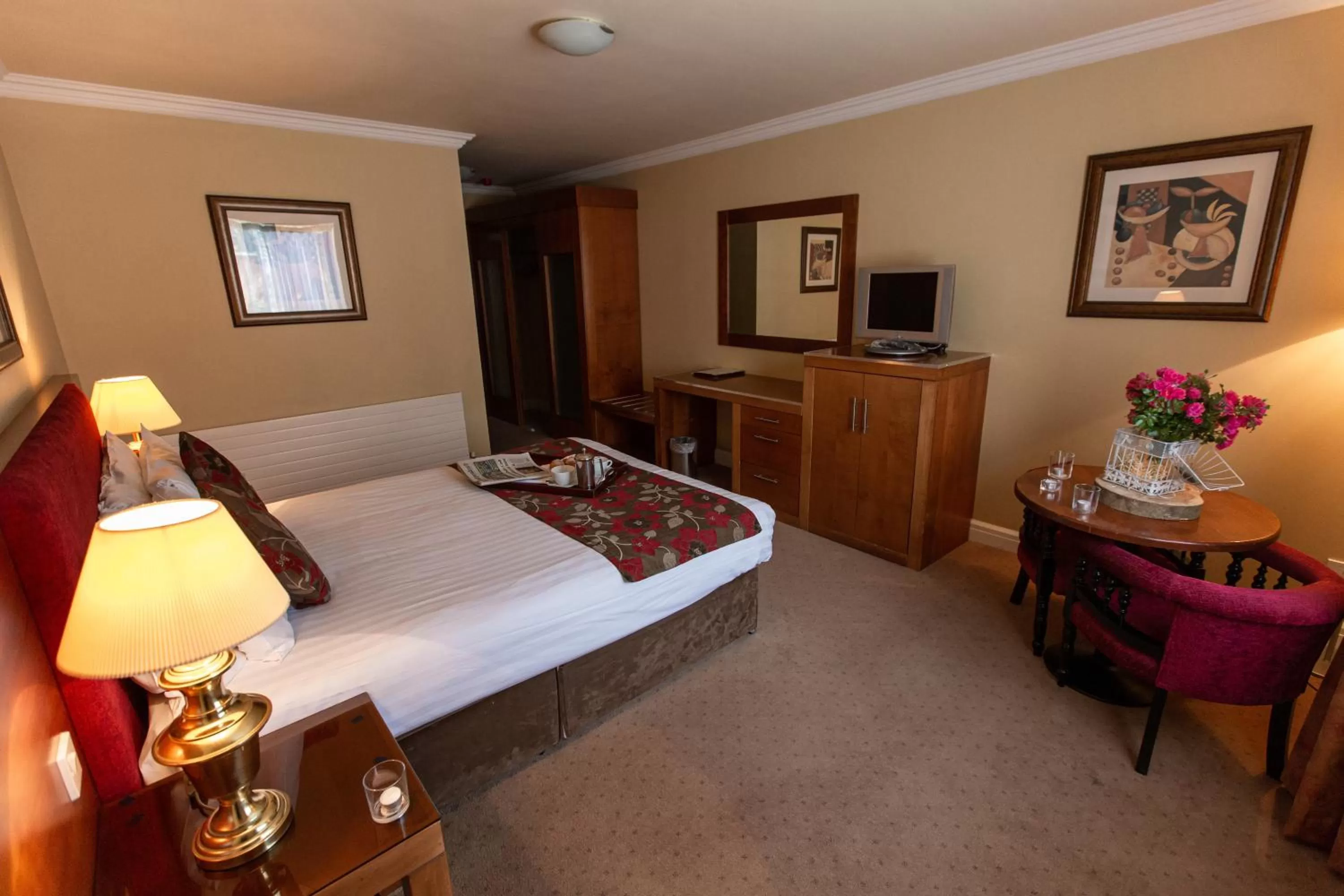 Photo of the whole room, Bed in Hamlet Court Hotel