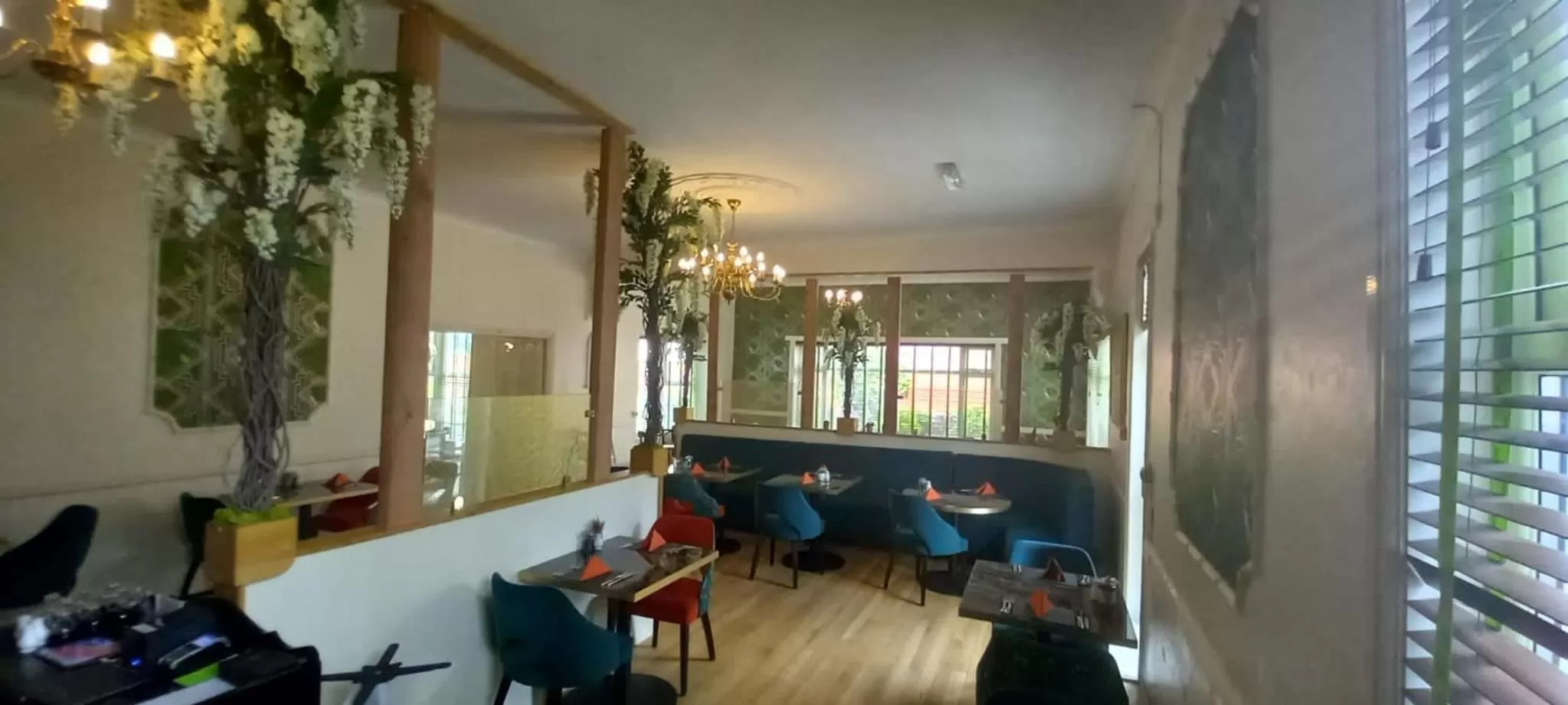 Restaurant/places to eat in Royal Sportsman Hotel