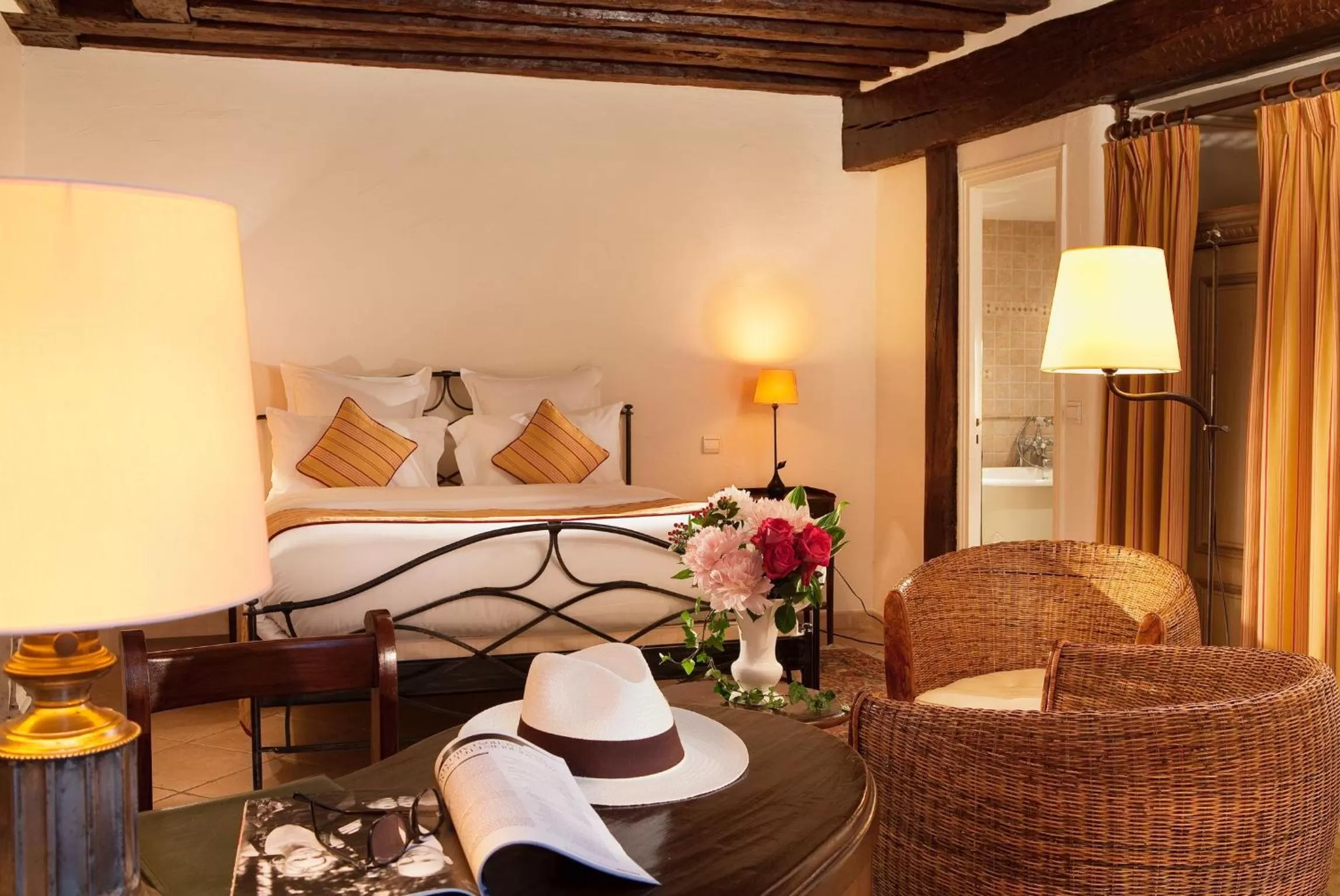 Bedroom, Bed in Hotel d'Angleterre