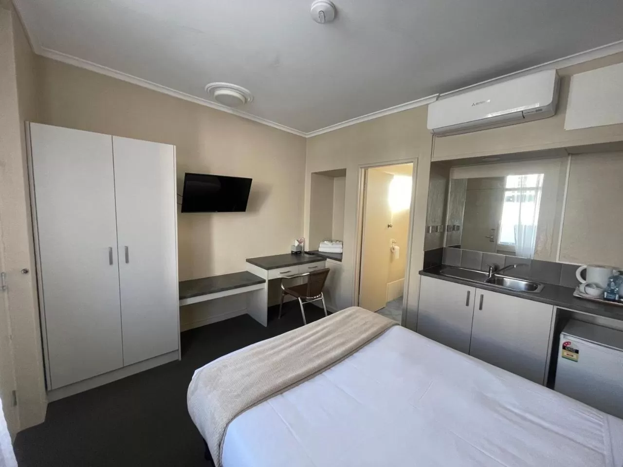 Bed in Astor Hotel Motel