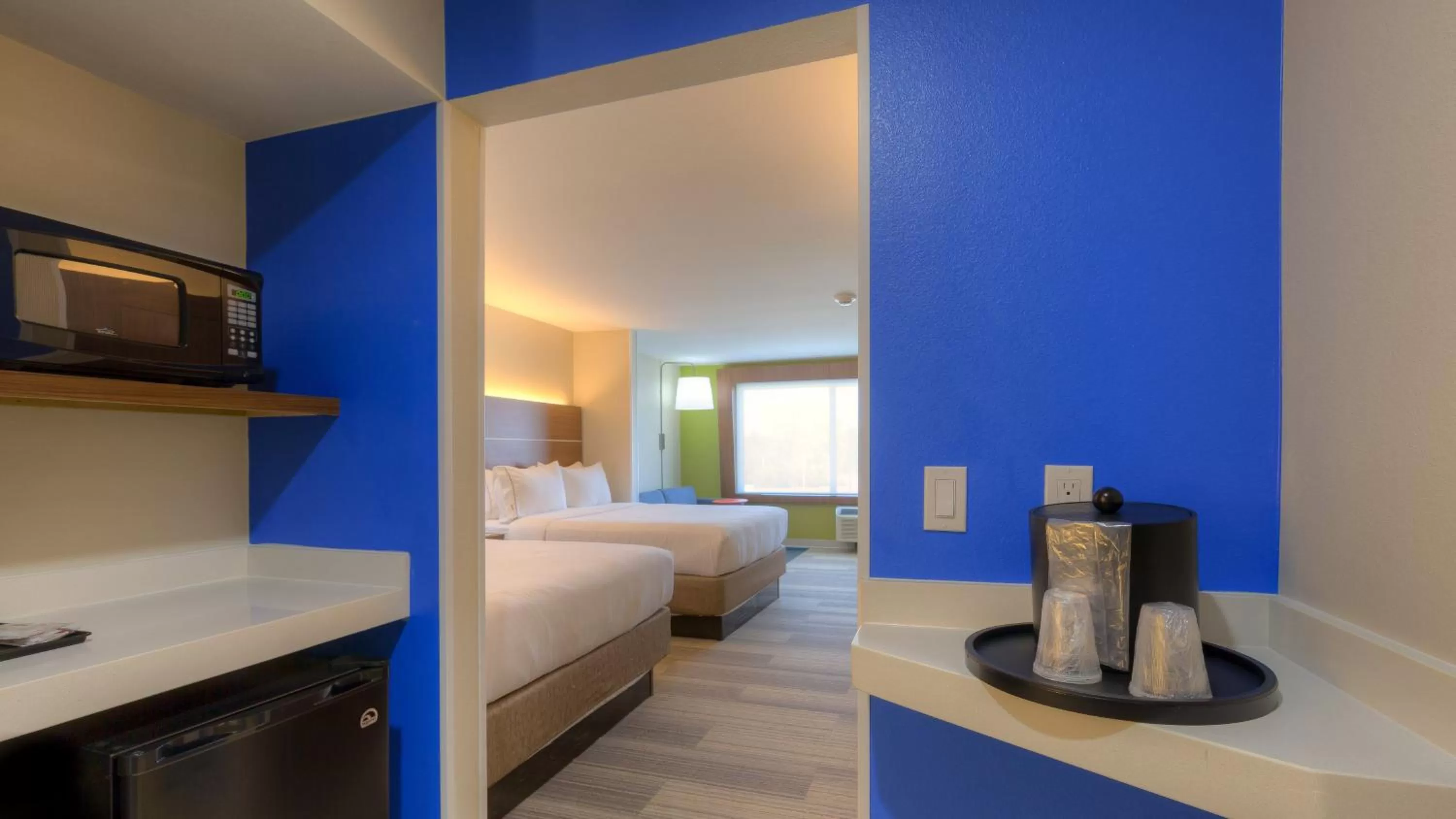 Photo of the whole room, Bed in Holiday Inn Express & Suites Tulsa Midtown by IHG