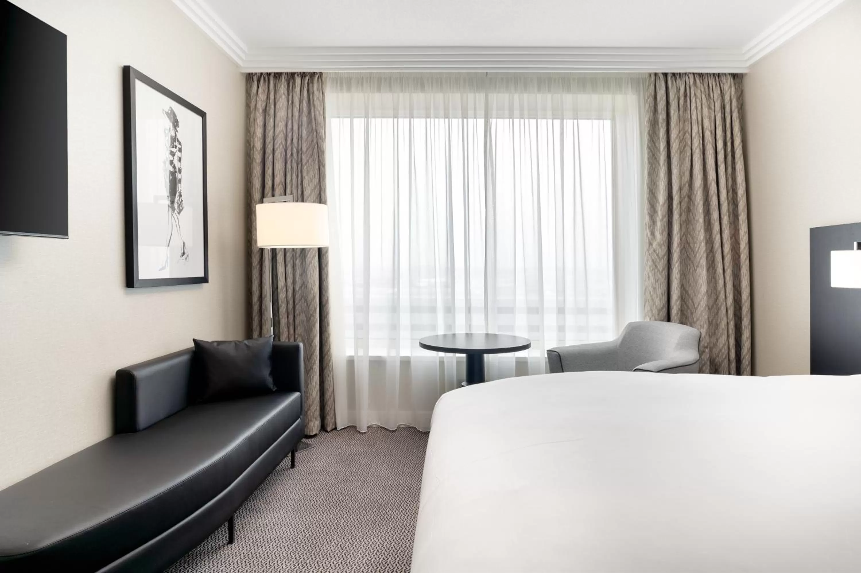 Bed in Sofitel London Gatwick