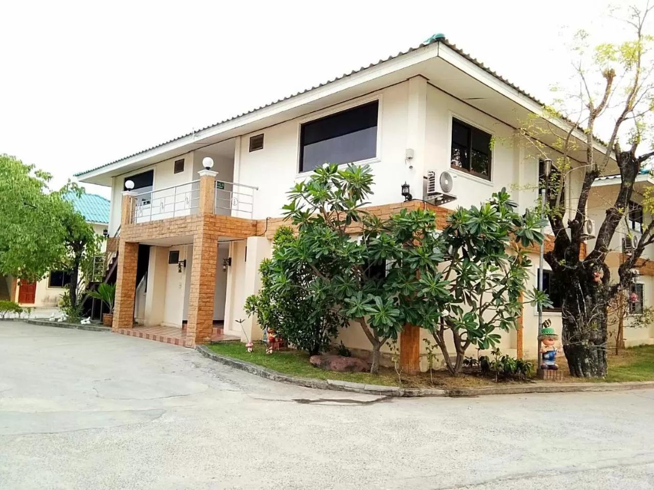 Facade/entrance in โรงแรมฟ้าพราวฝน Fah Proud Fon Hotel