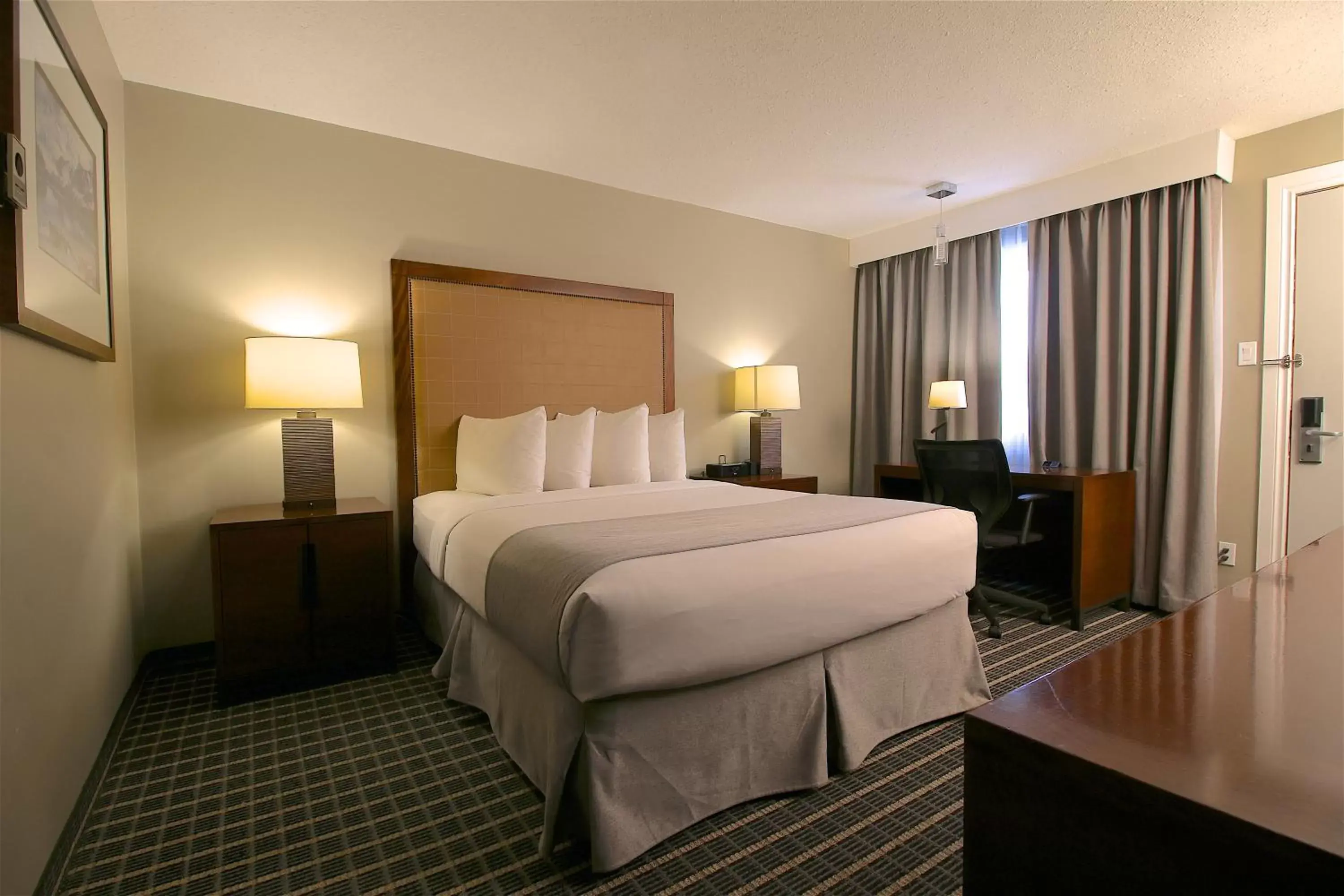 Standard Queen Room - Non Smoking in Clarion Pointe Standard Queen Room - Non Smoking in Clarion Pointe