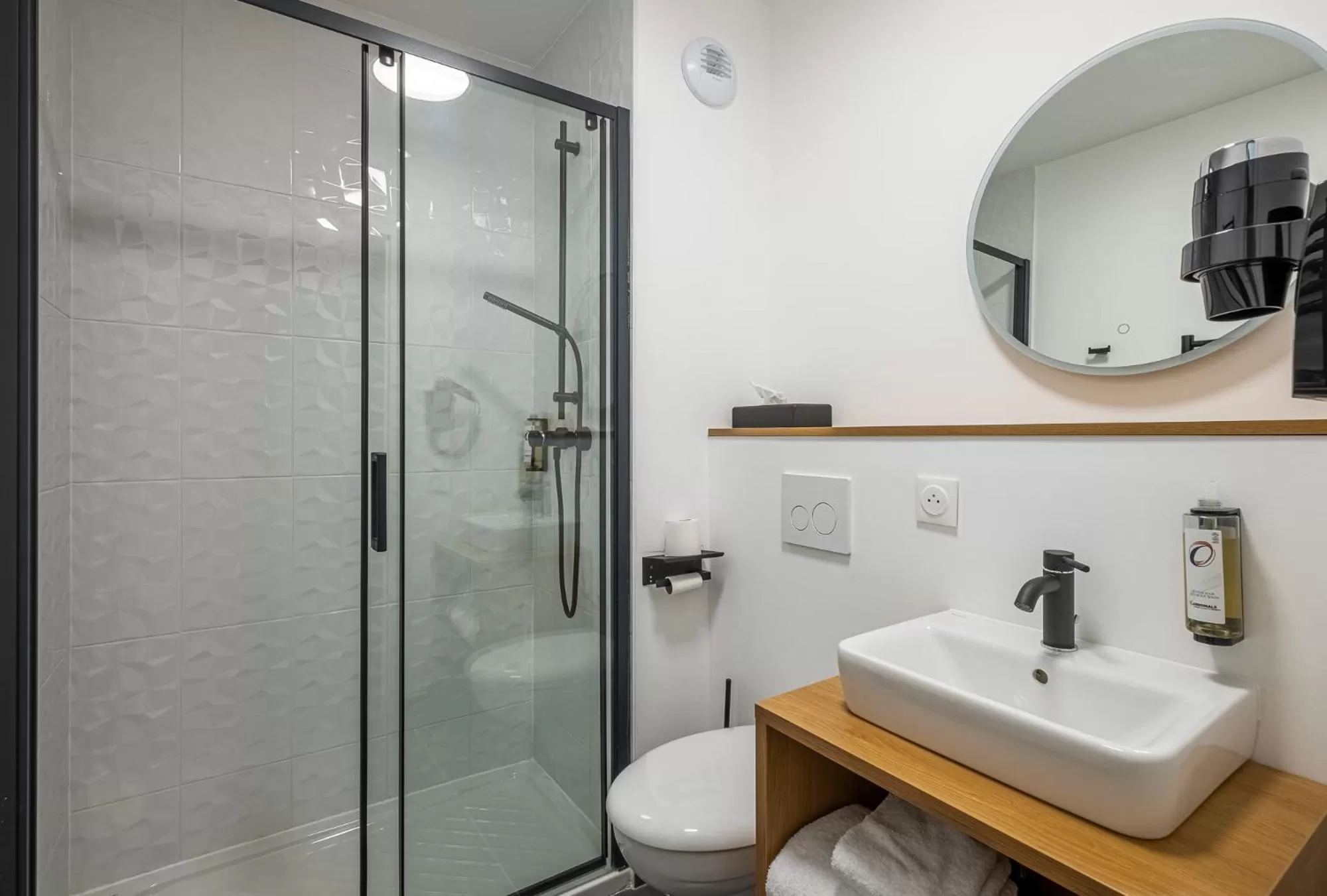 Shower in Hôtel Amiens Sud