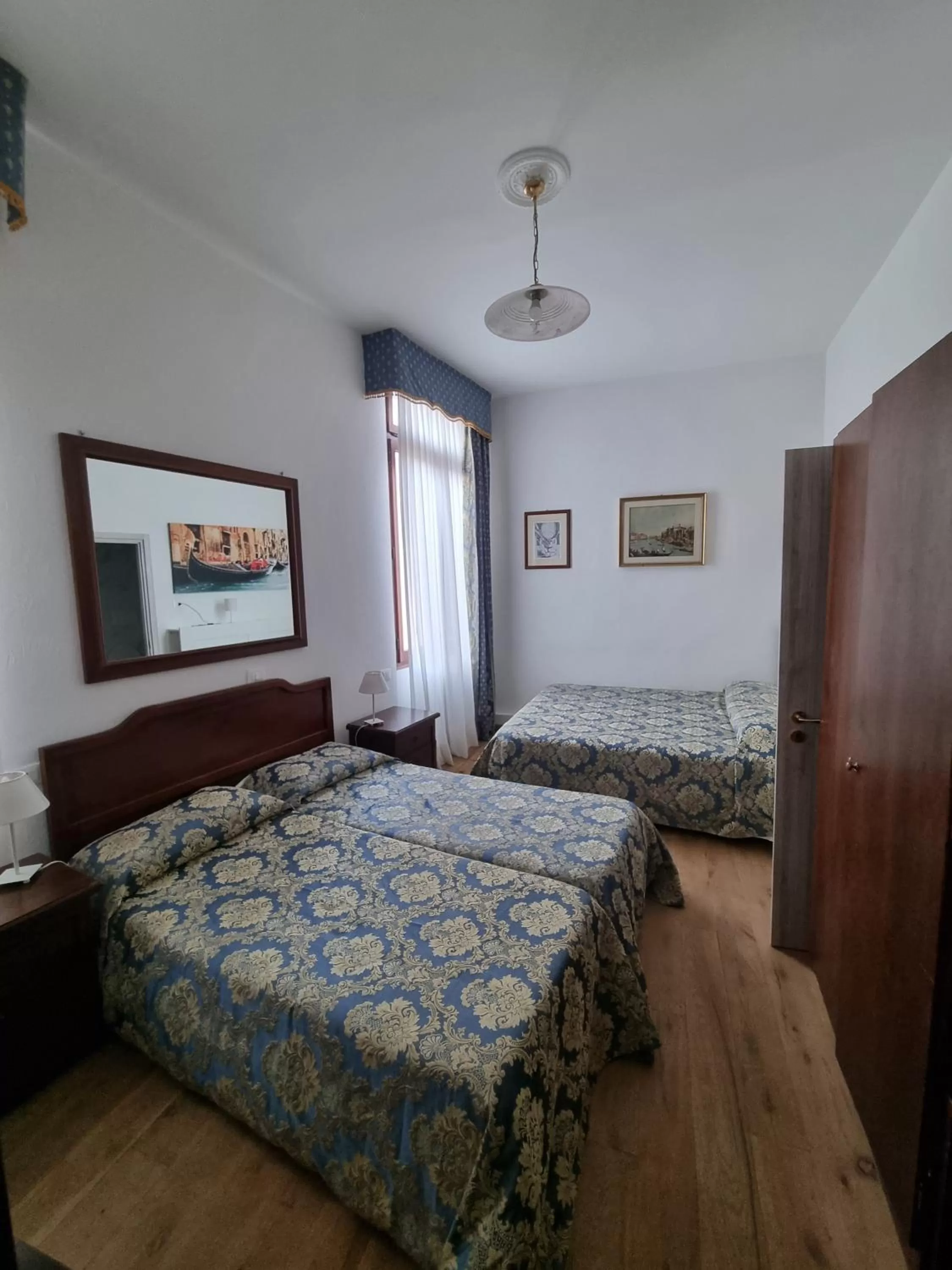 Photo of the whole room, Bed in Albergo Casa Peron