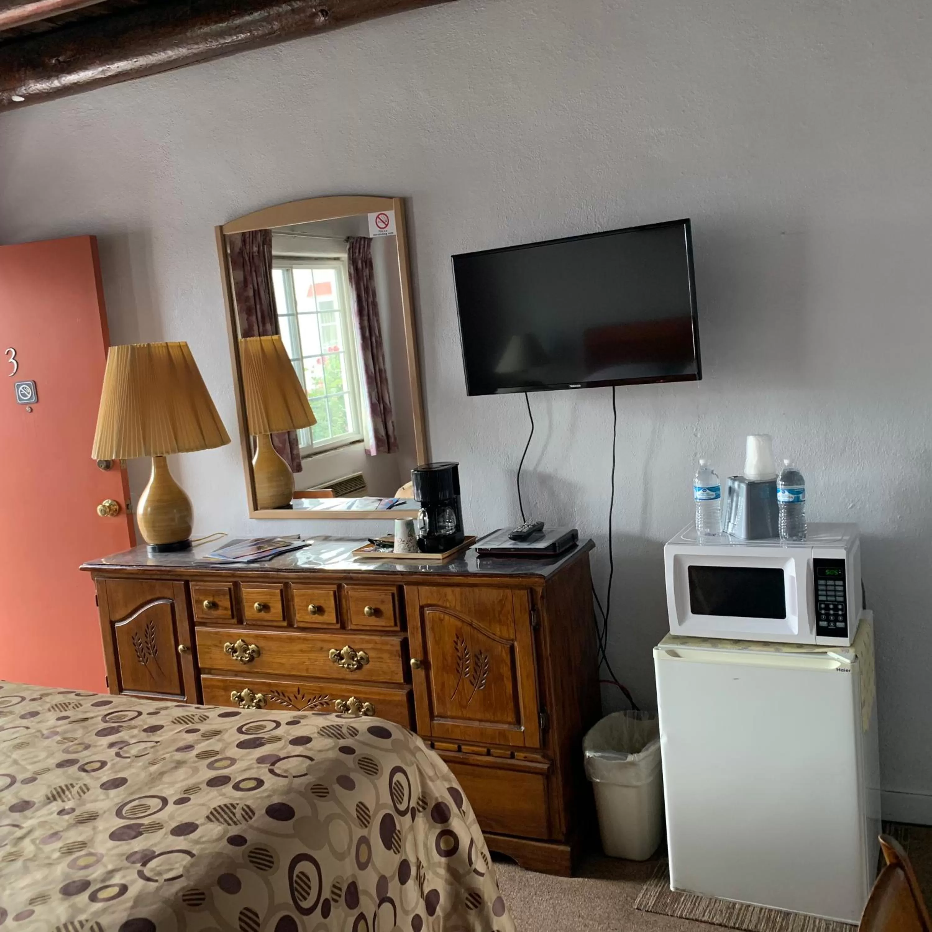 Bed in Cottonwood Court Motel