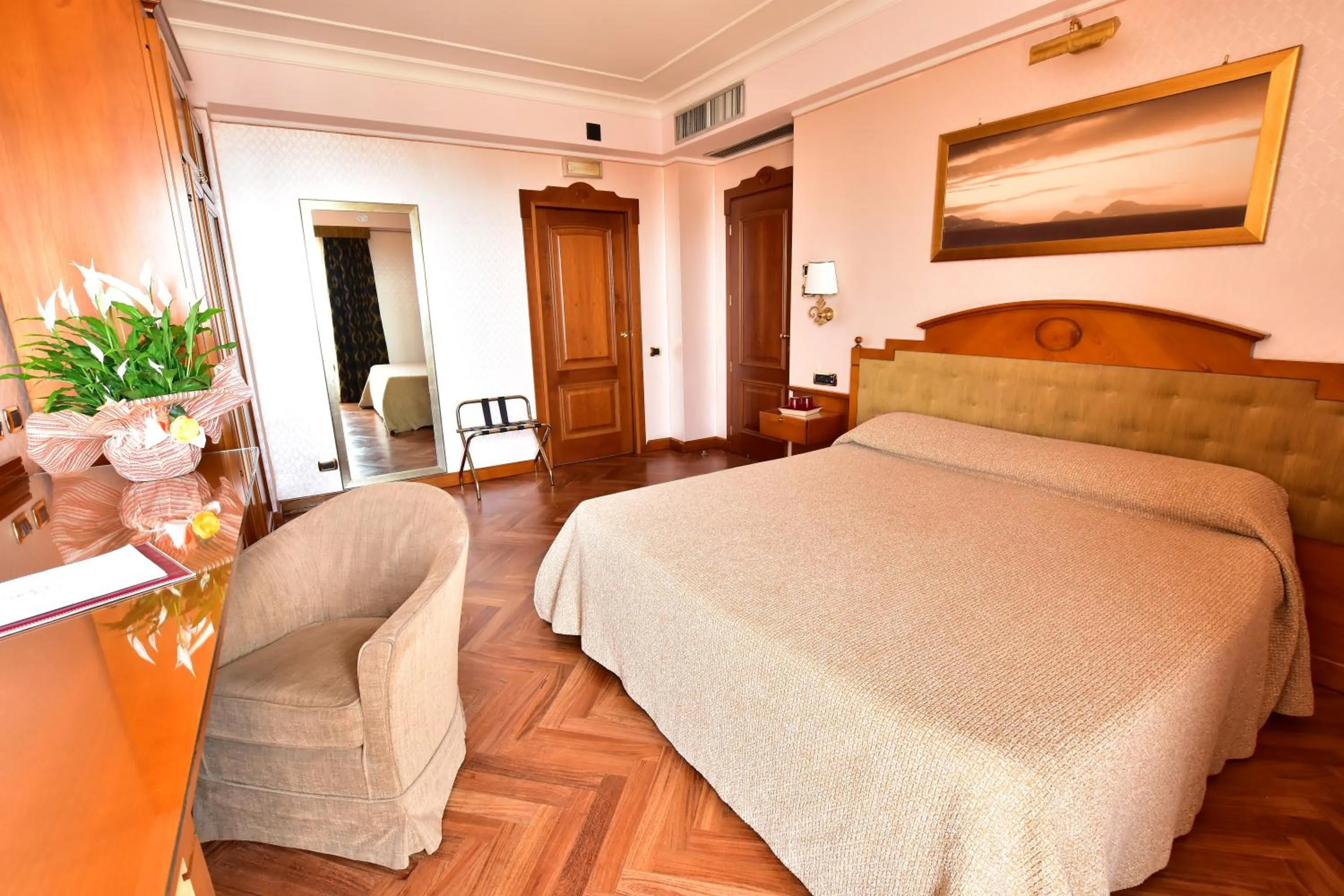 Photo of the whole room, Bed in Palazzo Rosenthal Vesuview Hotel & Resort