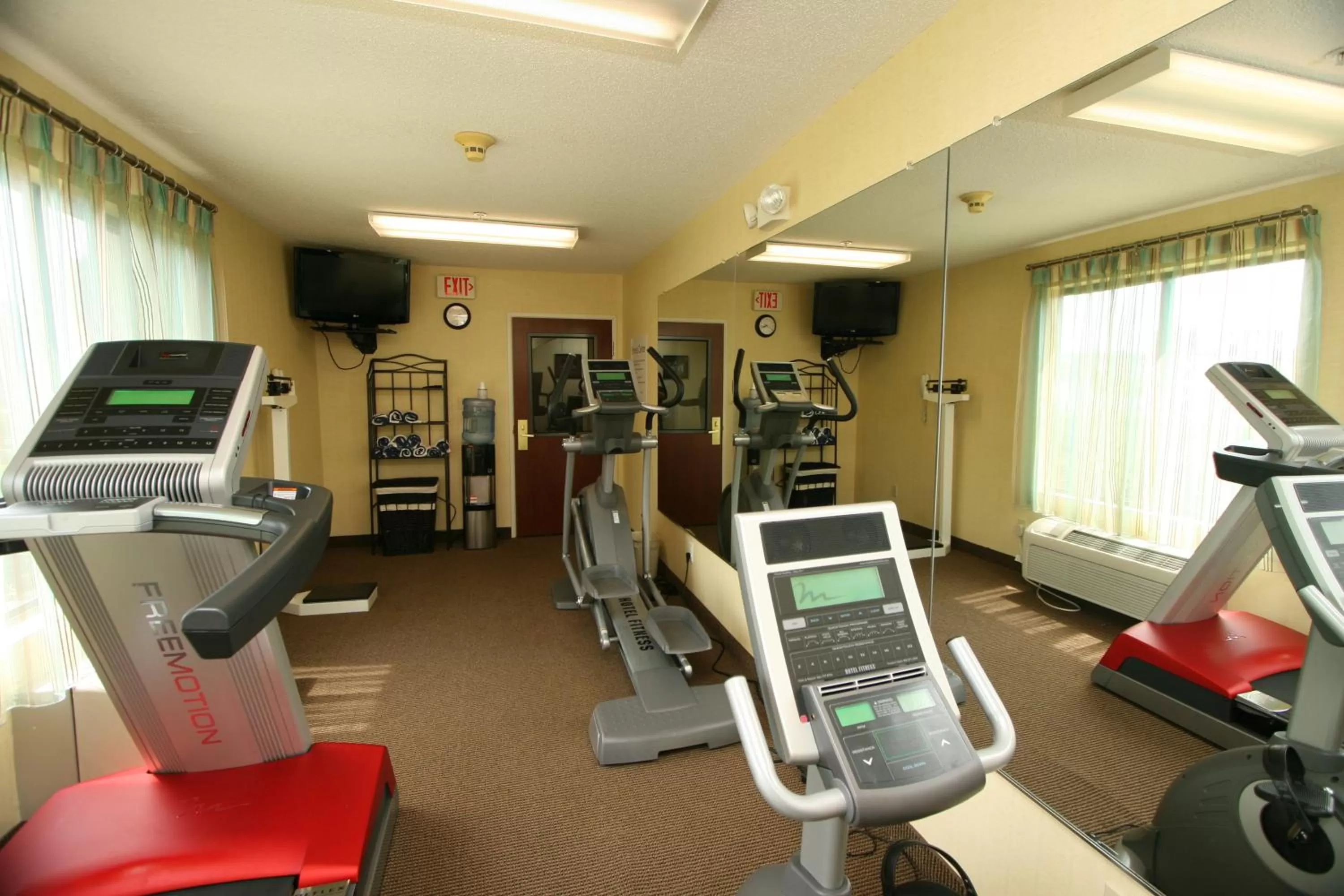 Fitness centre/facilities in Country Inn & Suites by Radisson, Shelby, NC