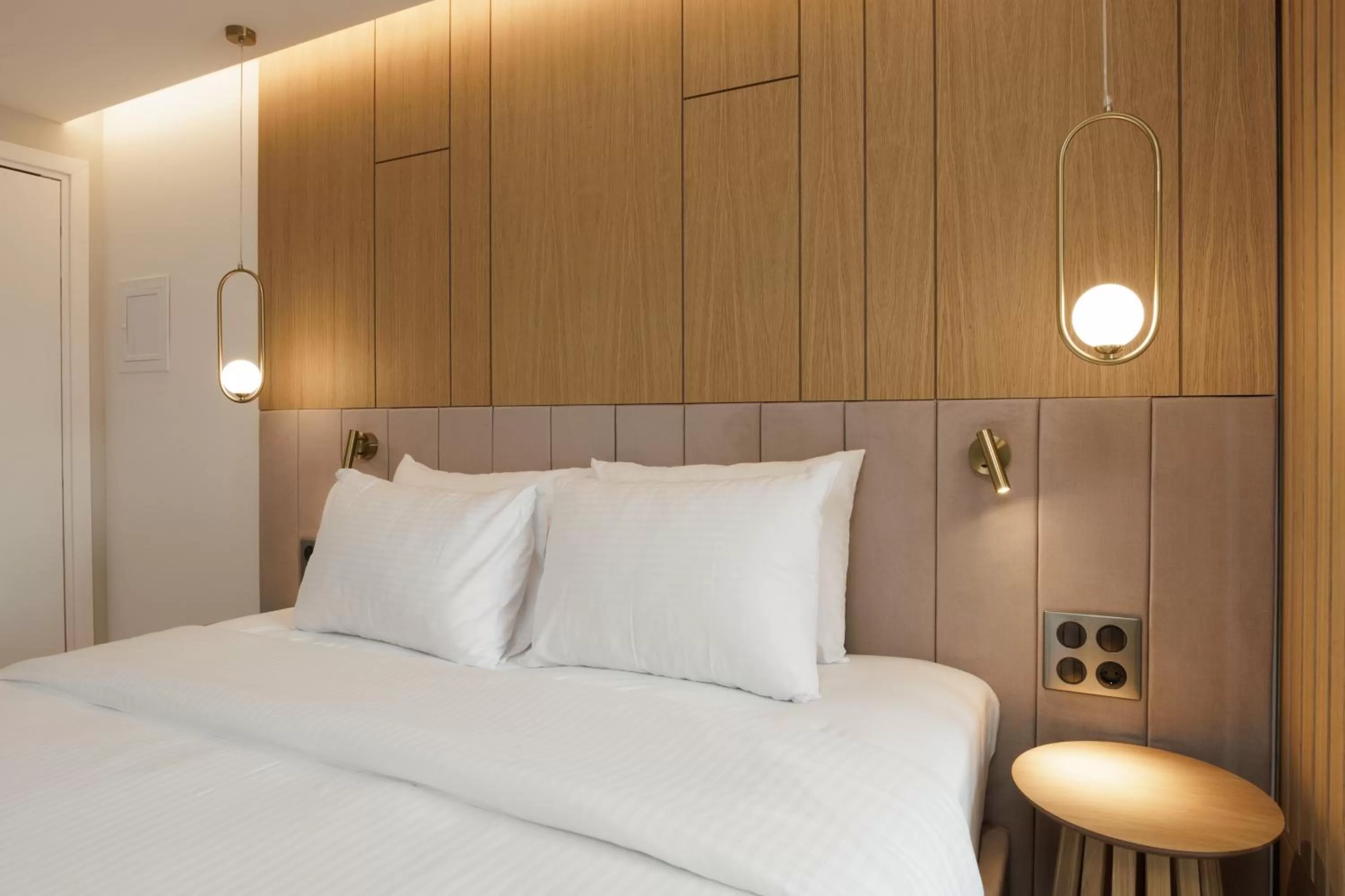 Bed in LUX&EASY Signature Syngrou 234