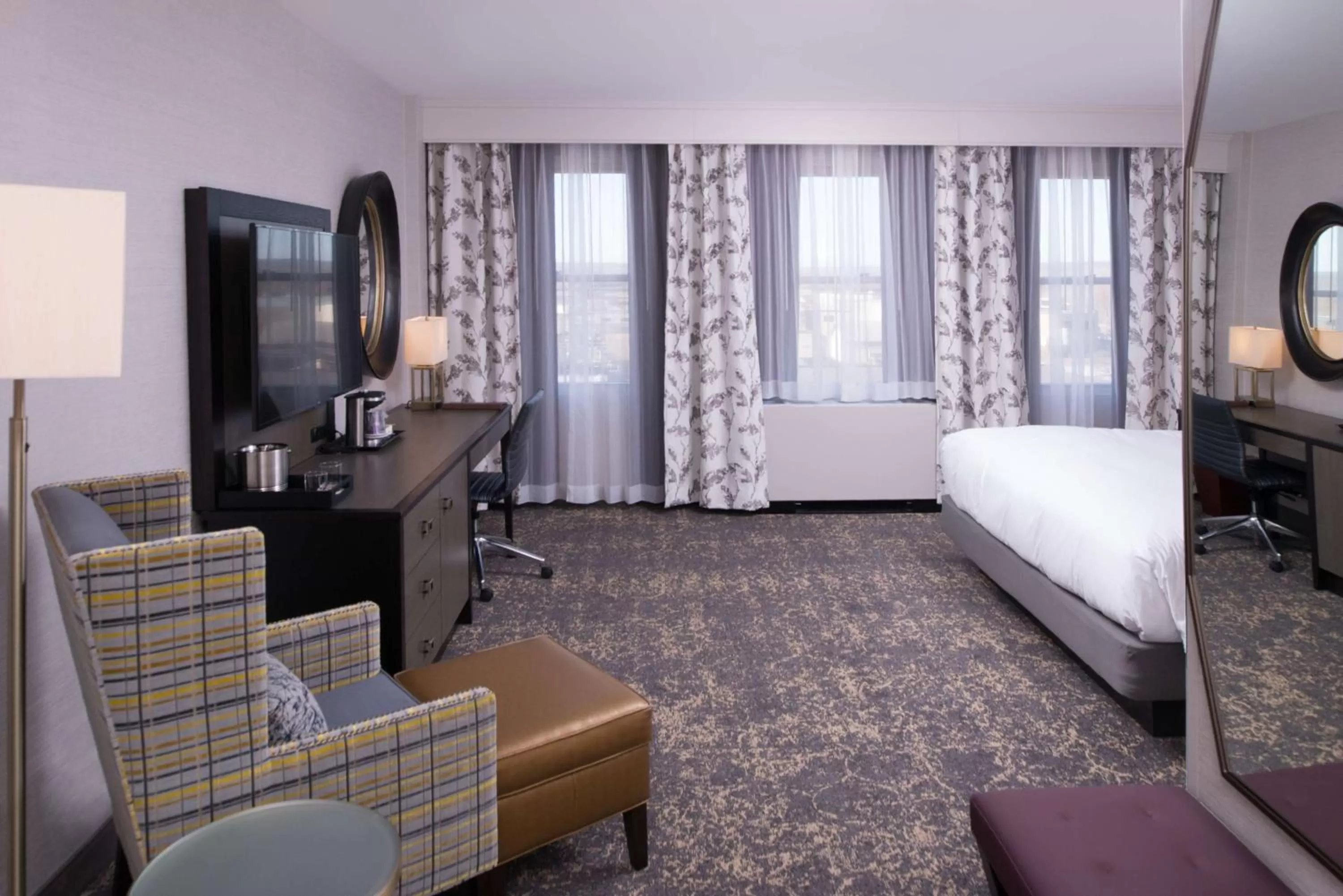Bedroom, Bed in DoubleTree by Hilton Utica