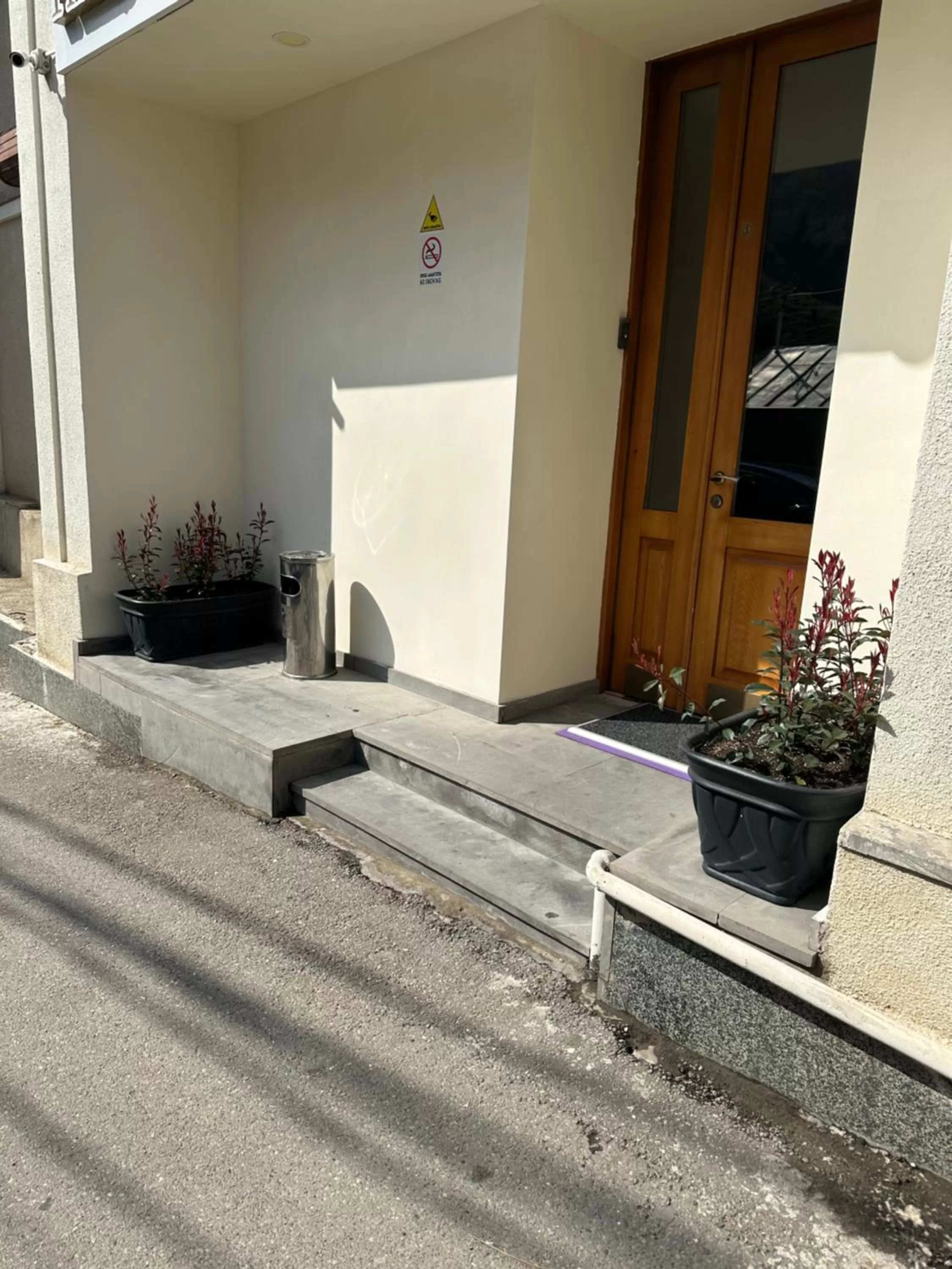 Street view, Facade/Entrance in villa old sololaki