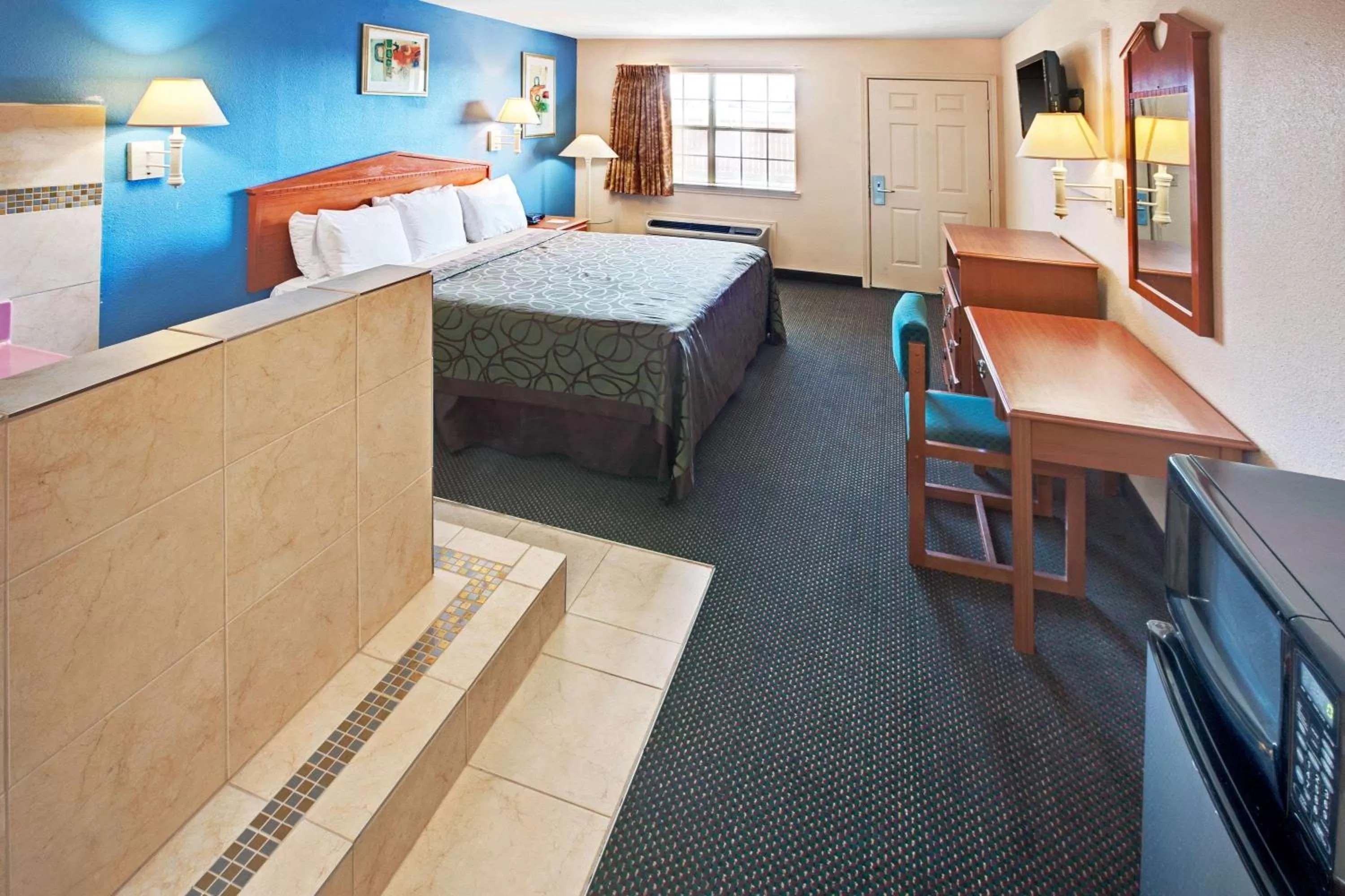 King Room with Roll-In Shower - Mobility Access/Non-Smoking in Super 8 by Wyndham Terrell