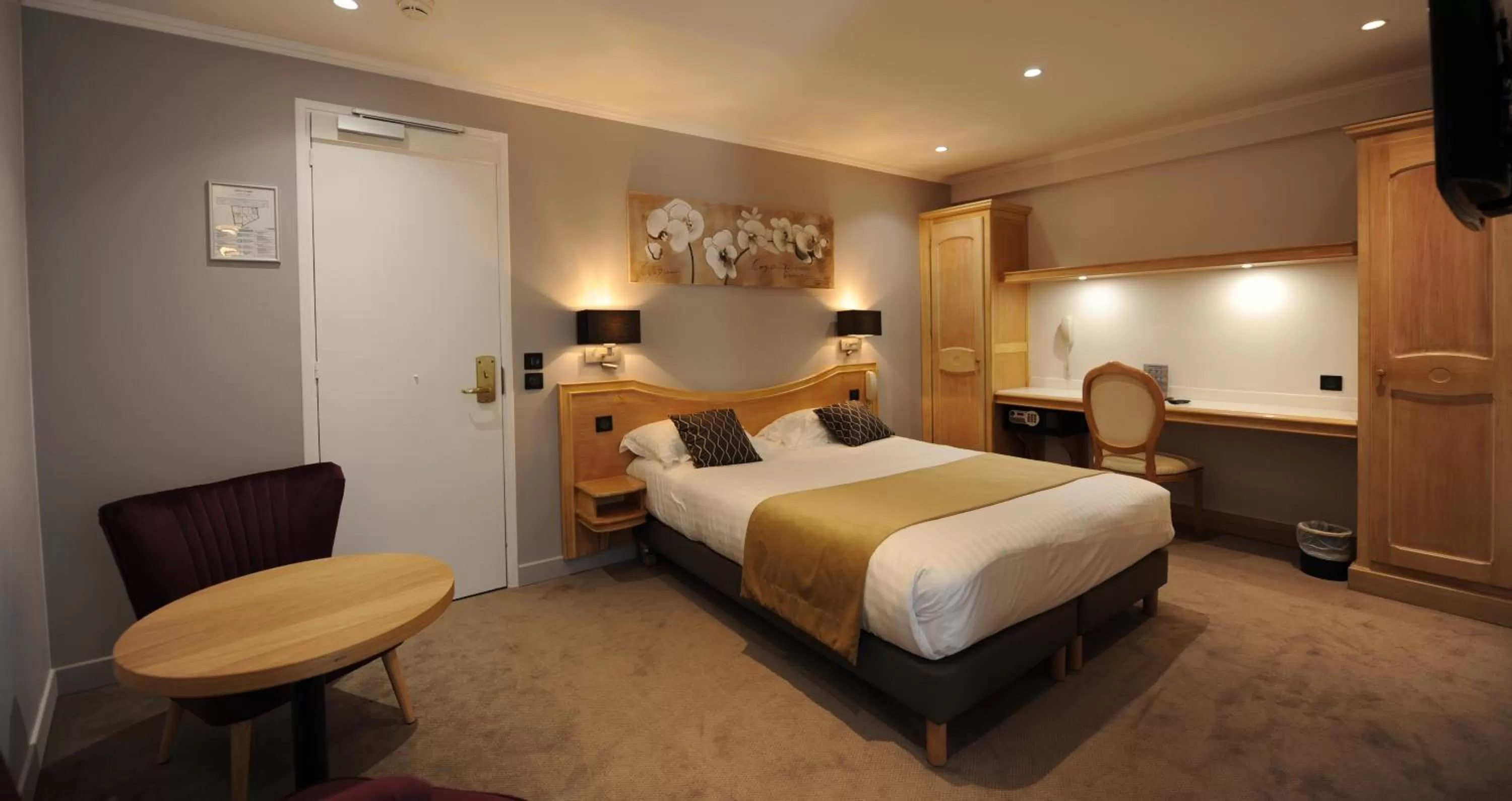 Bedroom, Bed in Hôtel Du Midi Paris Montparnasse