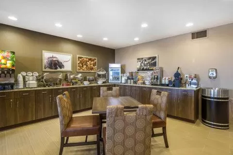 Breakfast in Suburban Studios Midland I-20