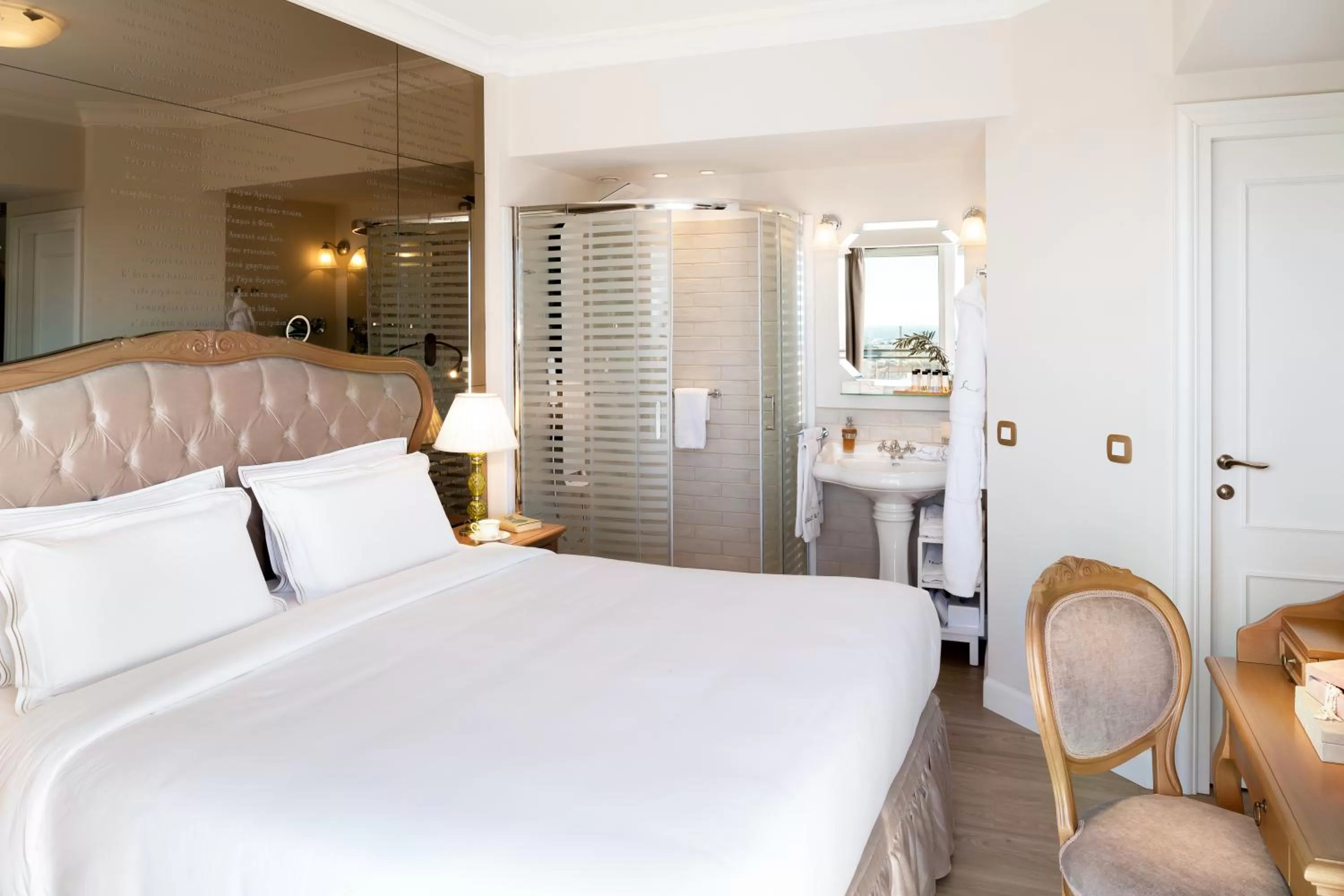 Shower, Bed in Legacy Gastro Suites