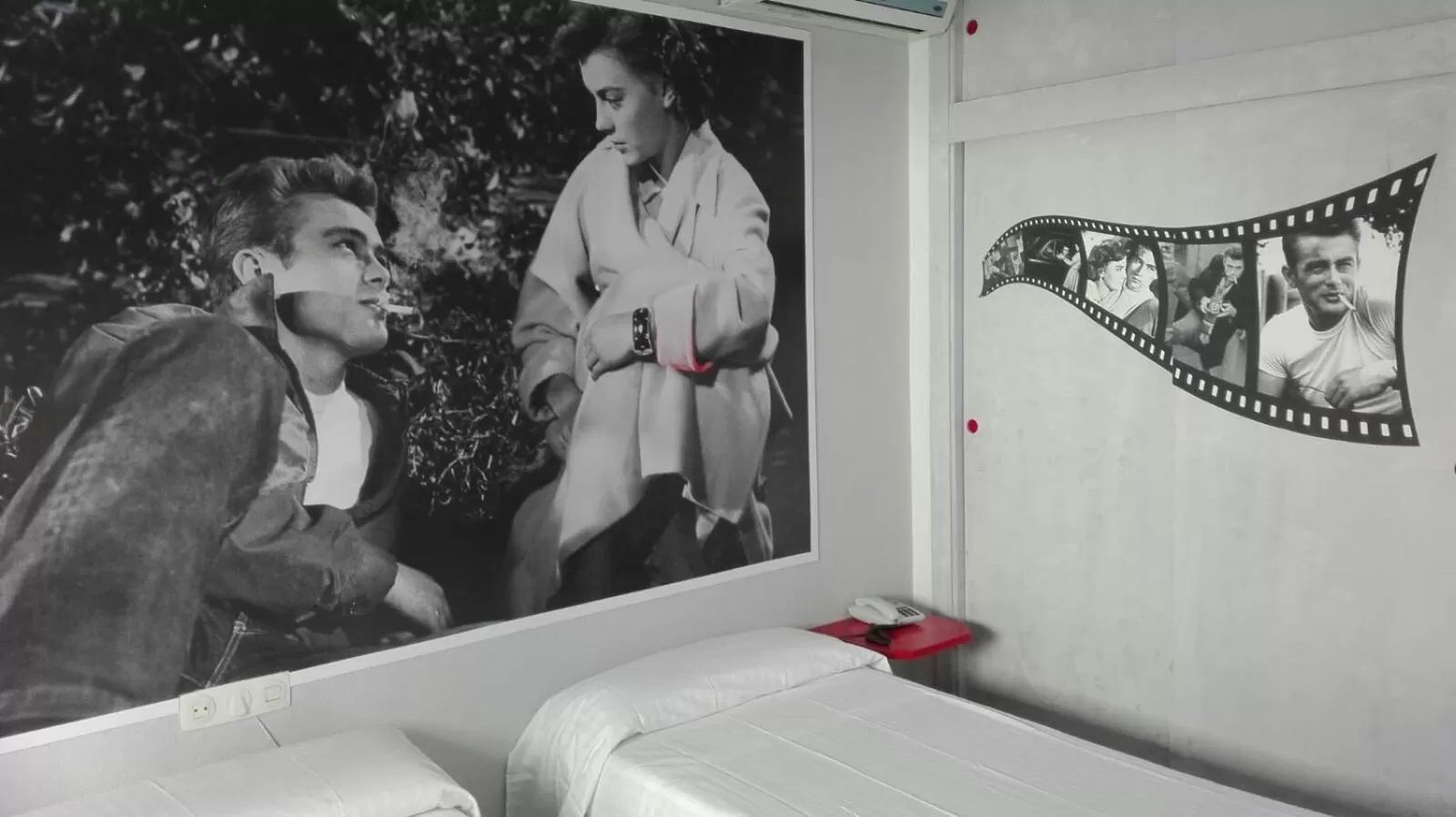 Photo of the whole room in Hotel Sur Utopia