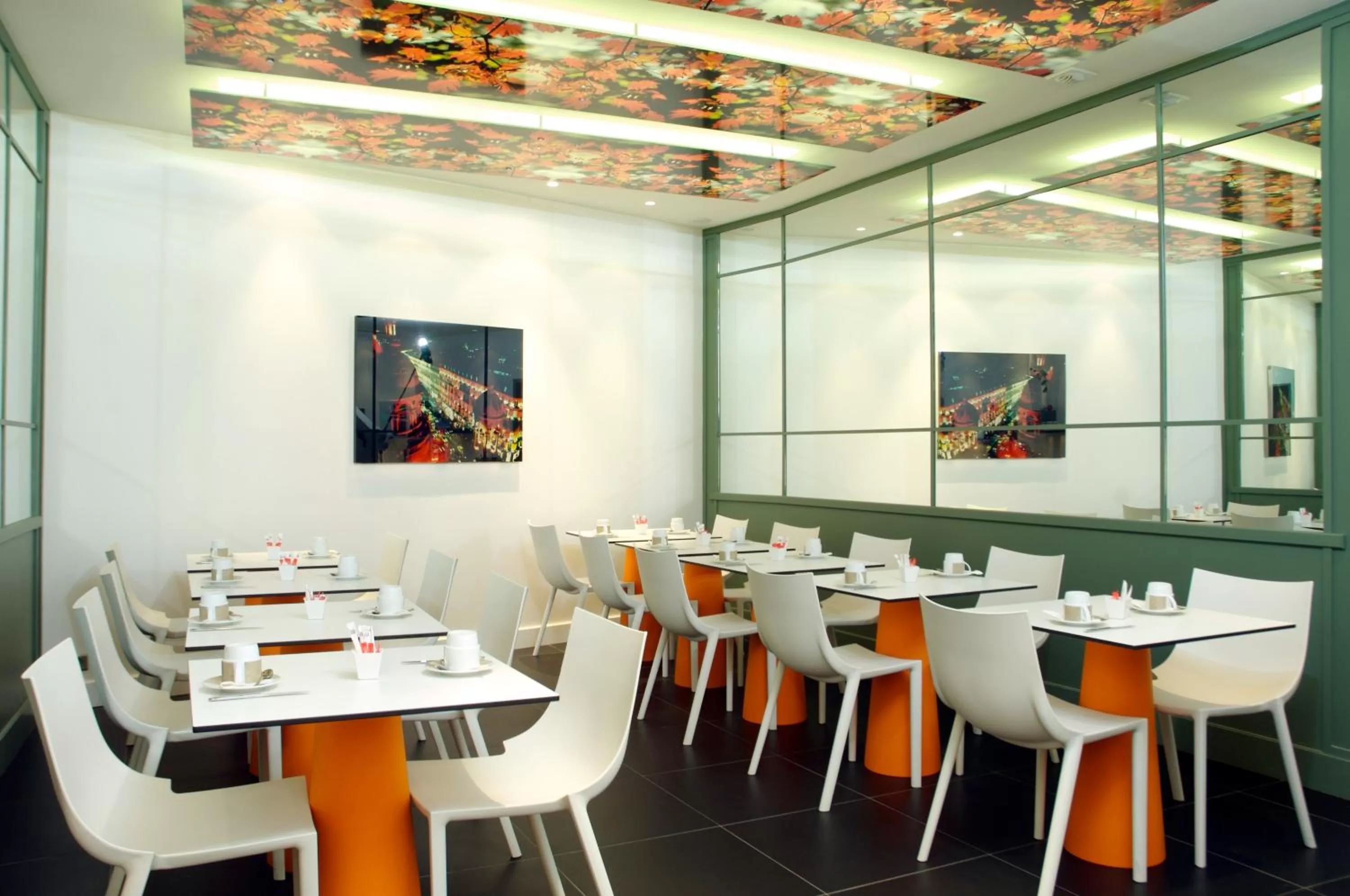 Restaurant/places to eat in Hotel Opéra Opal