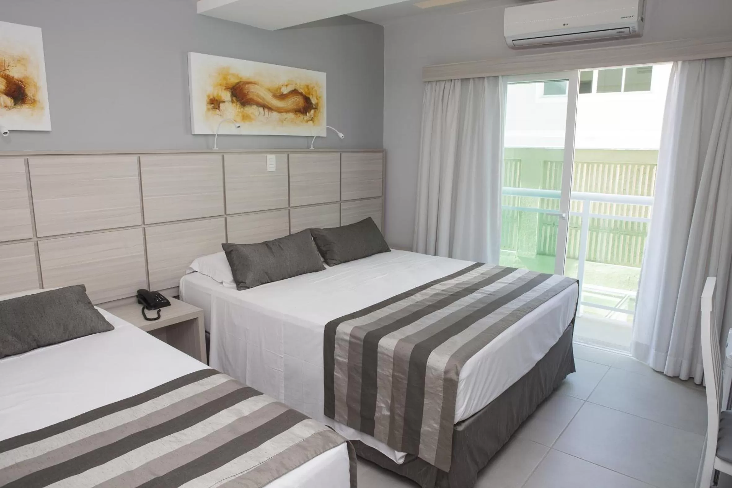 Photo of the whole room, Bed in Hotel Vicino al Mare - Frente mar