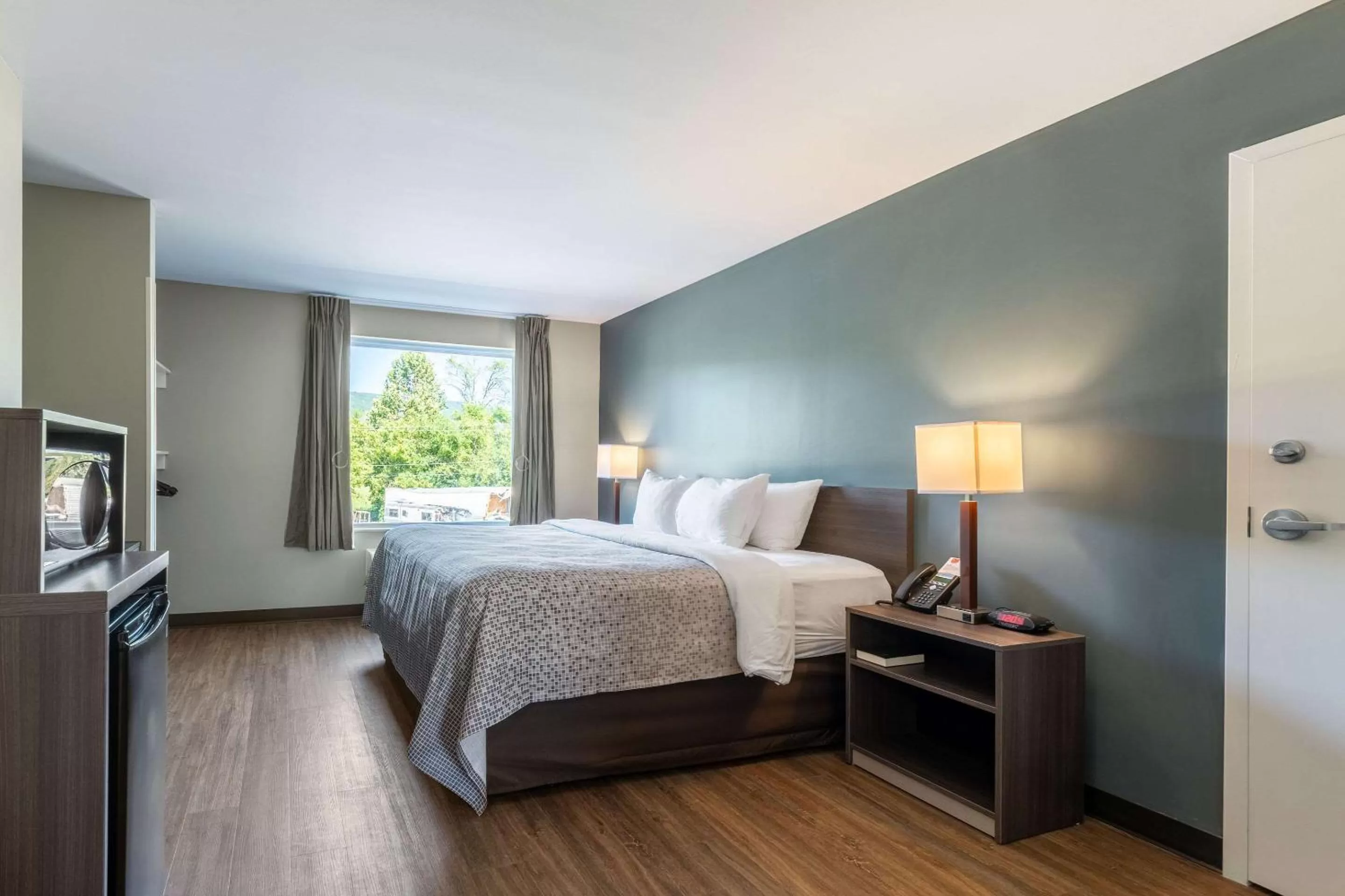 Photo of the whole room, Bed in Econo Lodge Dayton North