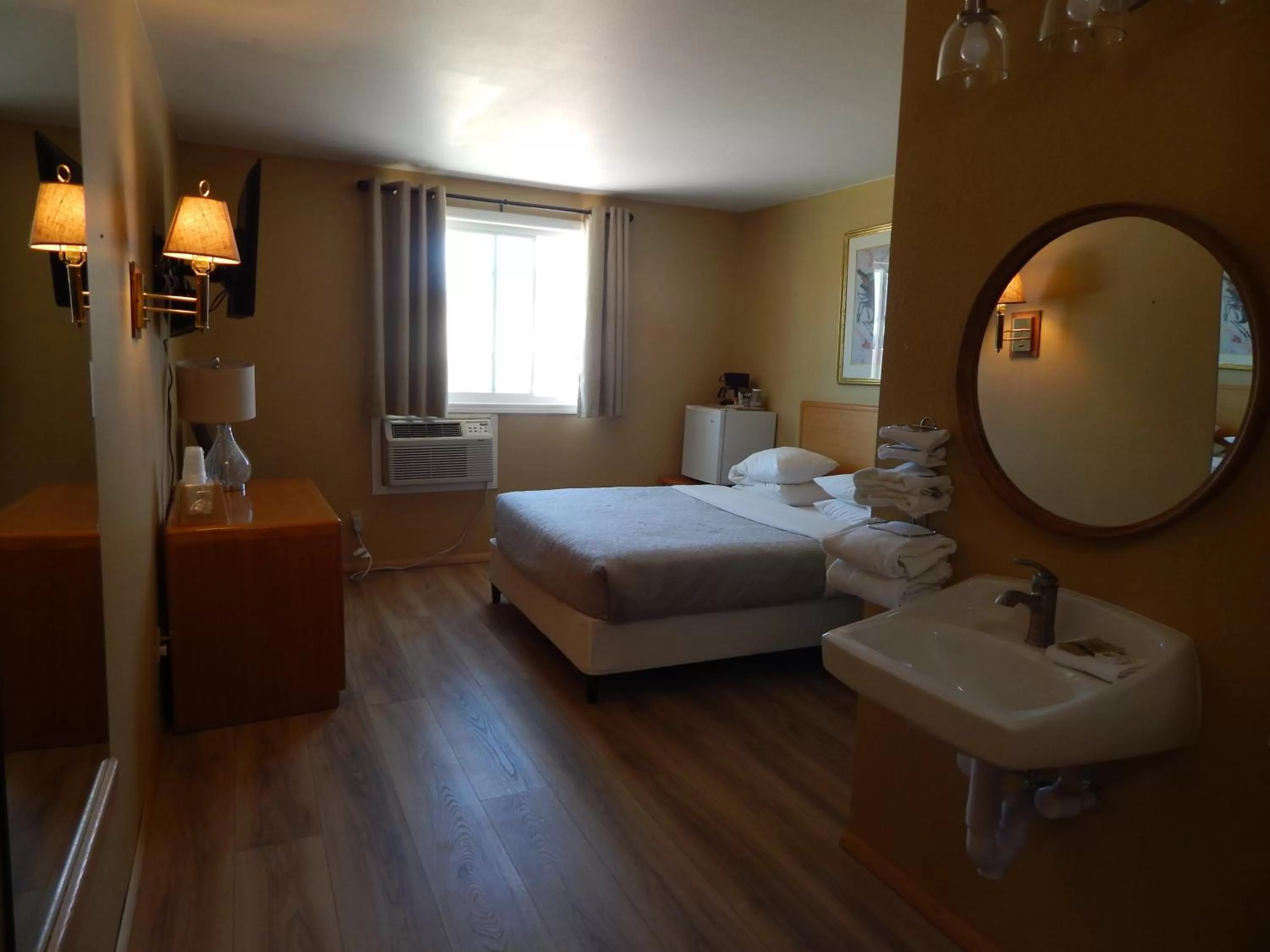 Bedroom, Bed in Alpine Inn