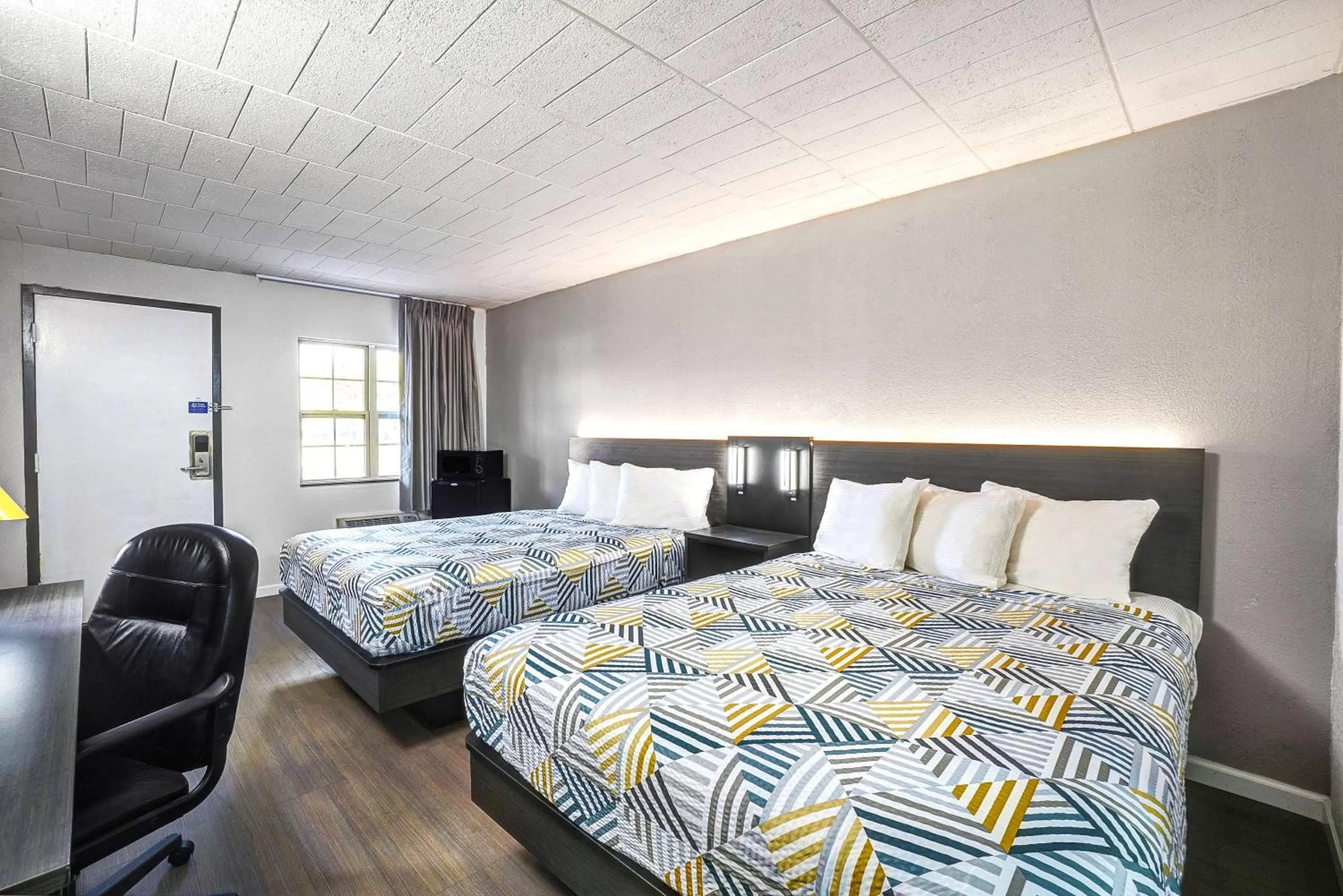 Photo of the whole room, Bed in Motel 6 Carlisle, PA - Cumberland Valley