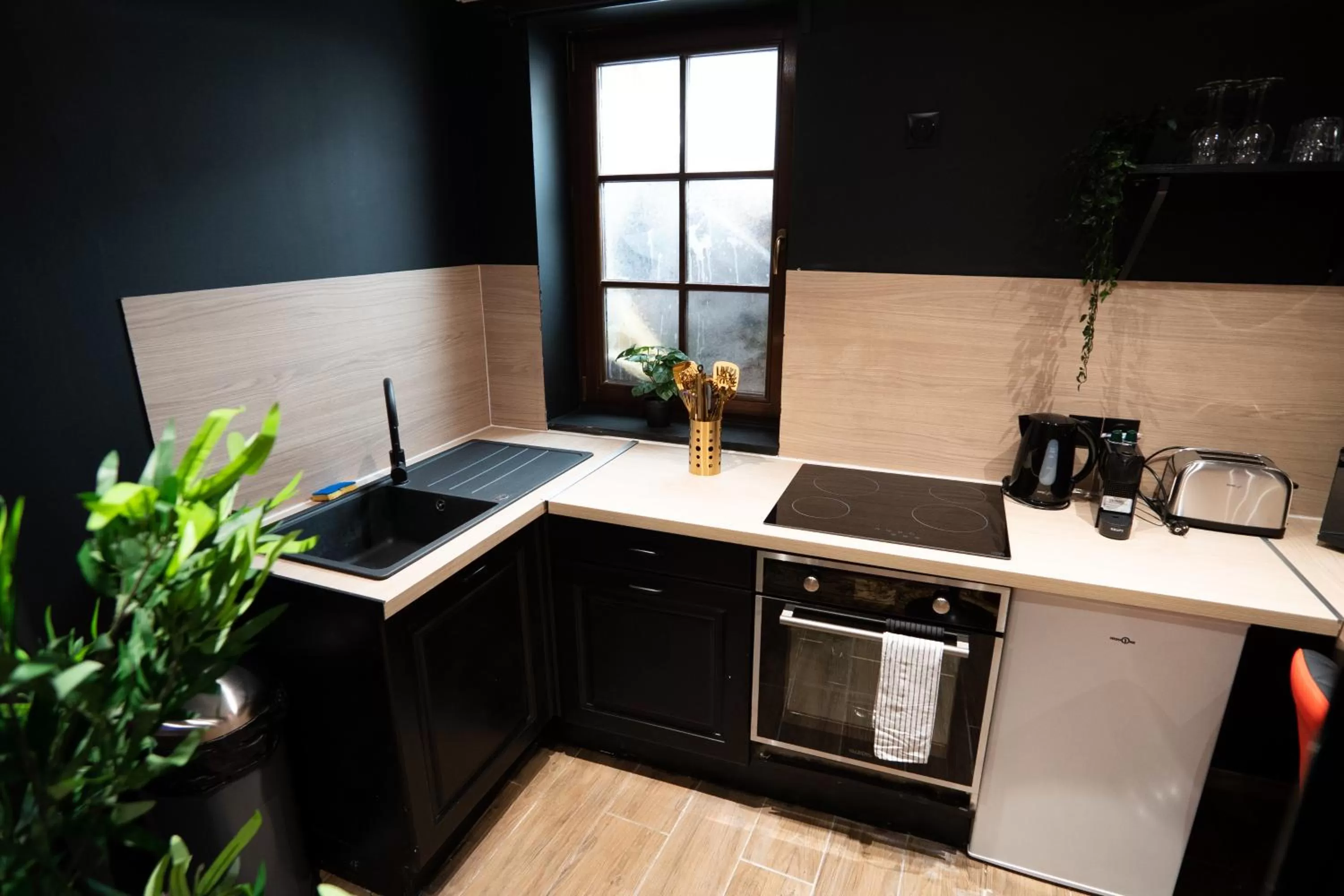 Kitchen or kitchenette in Capsule Secret - Jacuzzi - Netflix & Home cinéma - Jeux de couple - Barre de pole dance