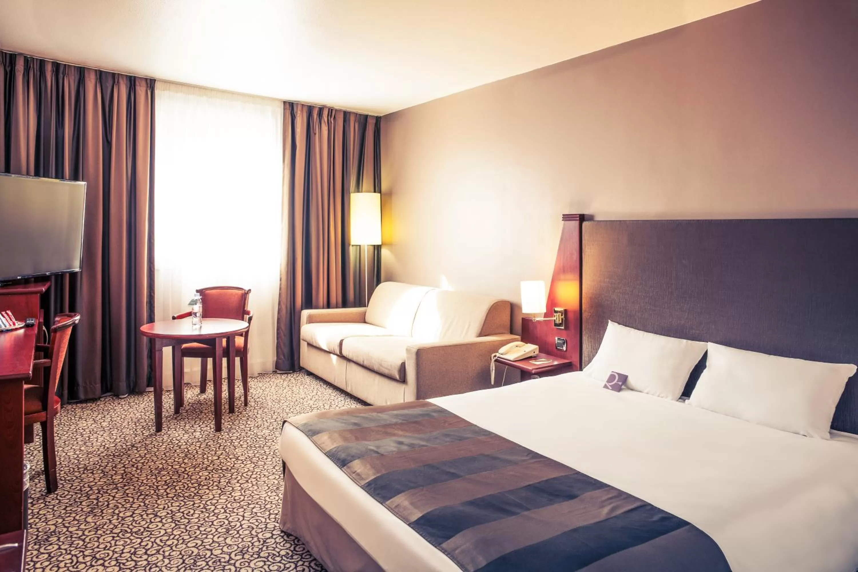 Bed in Mercure Paris Val de Fontenay