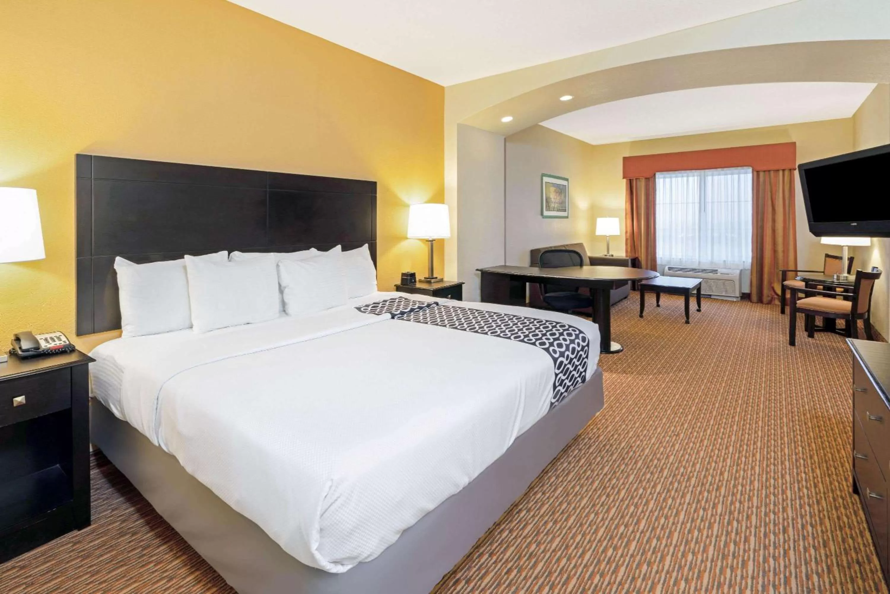 Photo of the whole room, Bed in La Quinta by Wyndham Stillwater -University Area