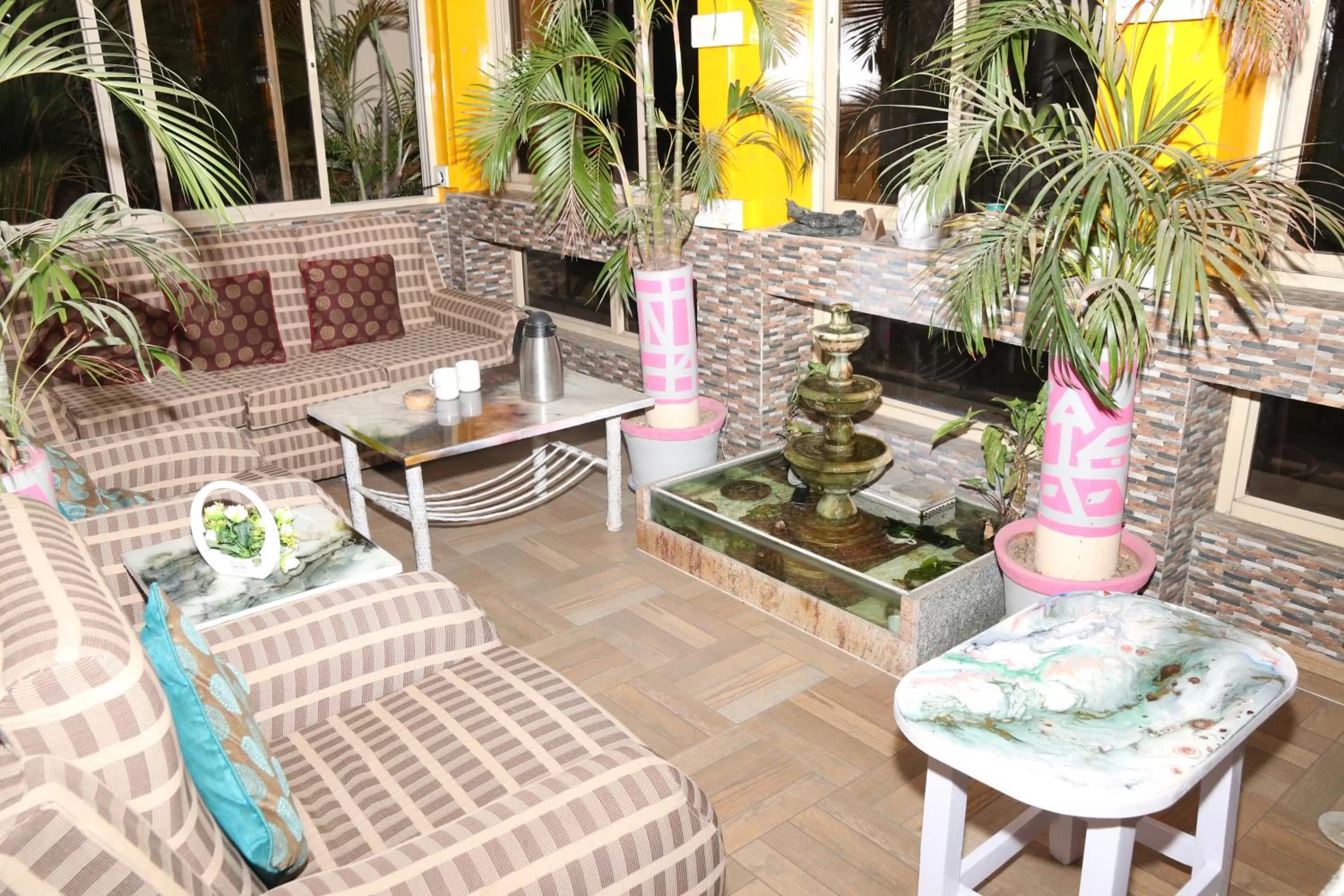 Restaurant/places to eat in The Elite Apartment Hotel