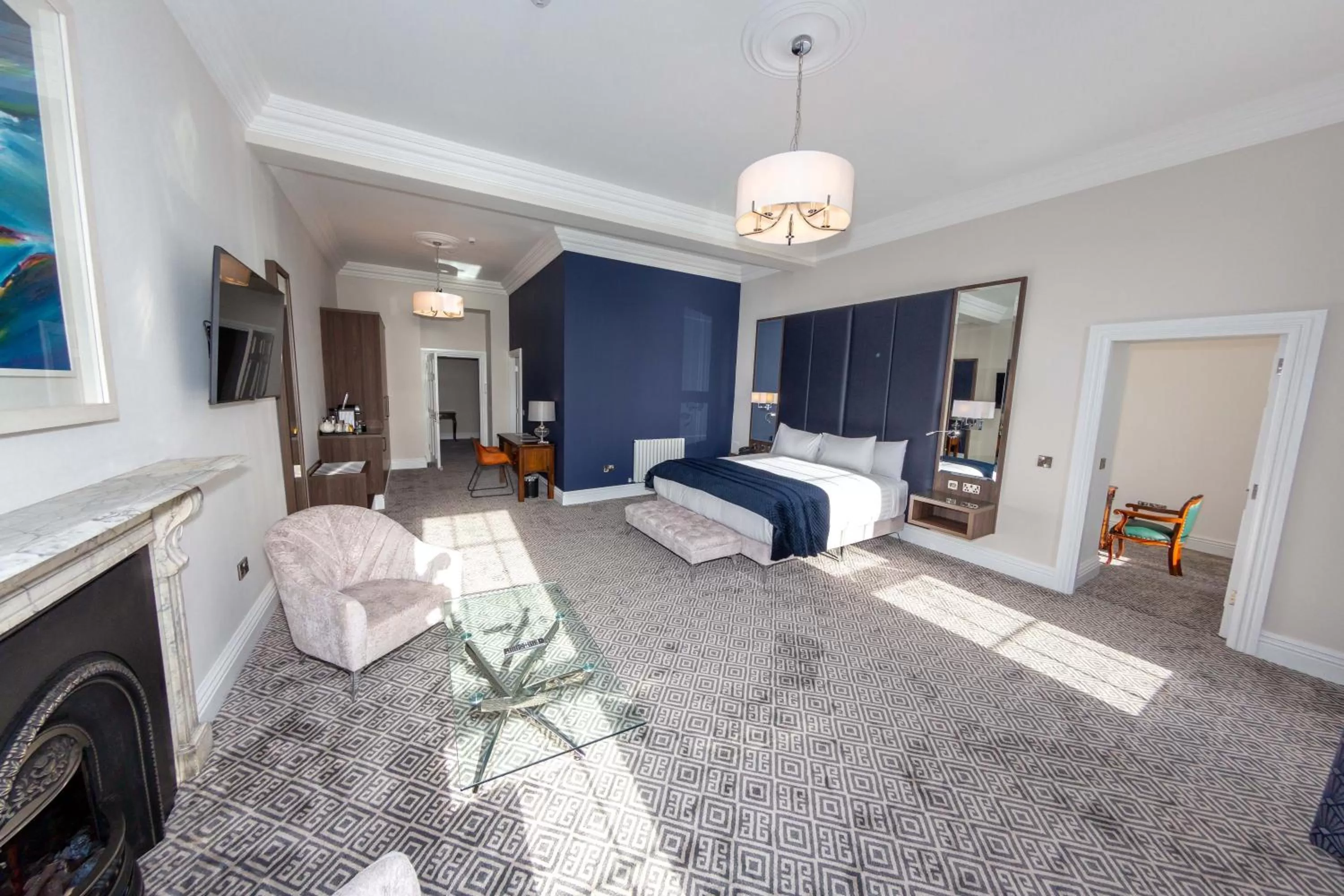 Photo of the whole room, Bed in Commodore Hotel