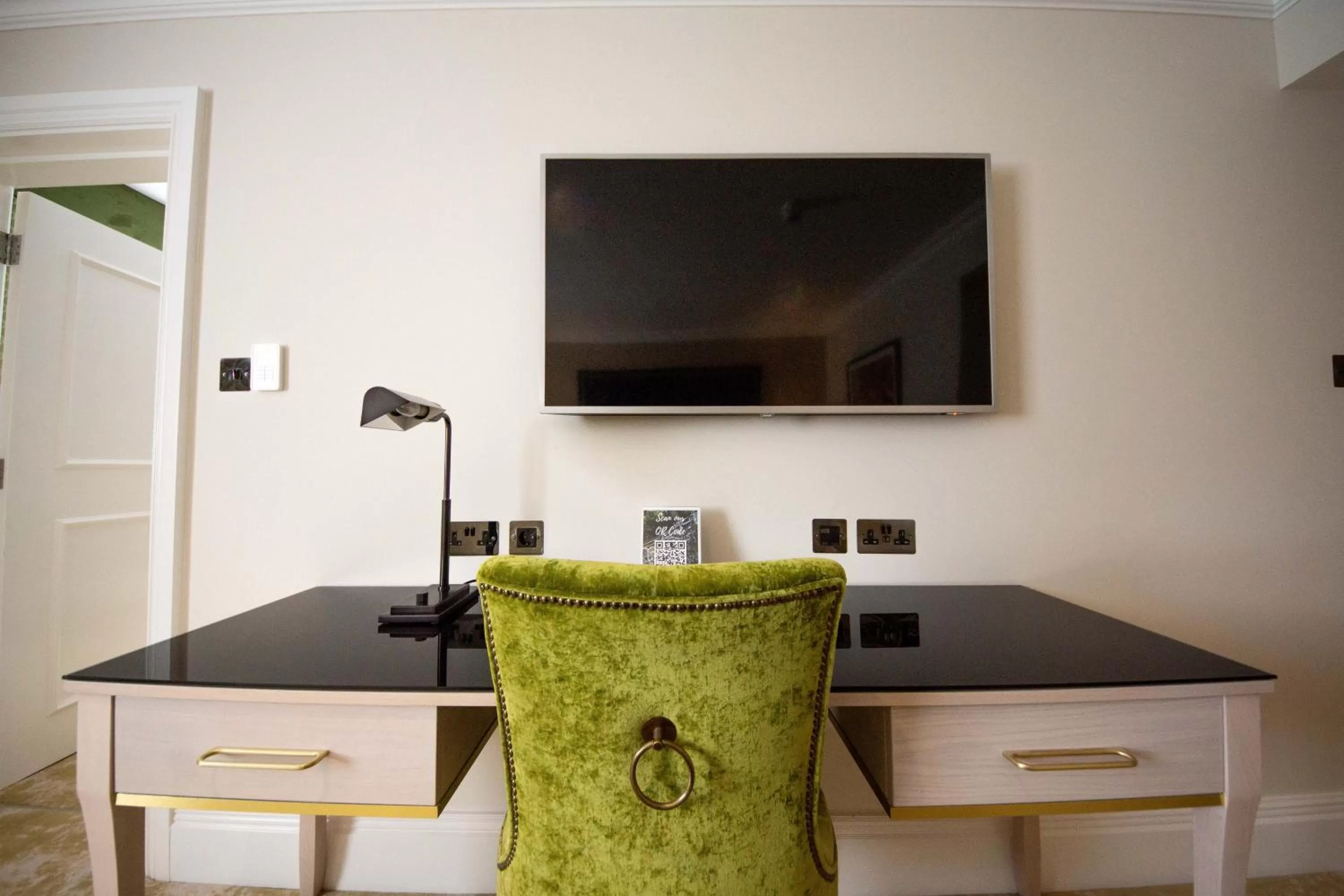 TV and multimedia in Best Western Abbots Barton Hotel