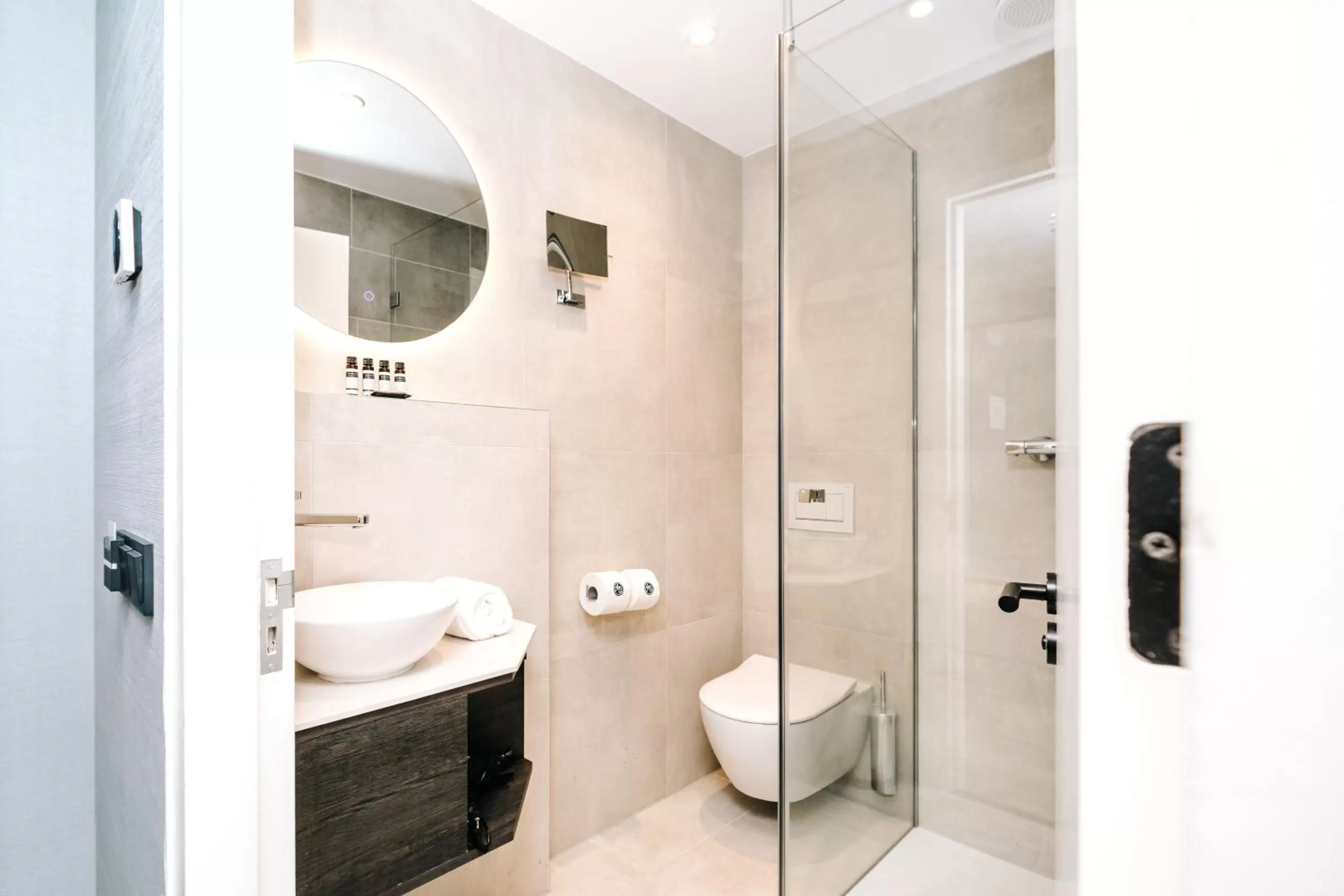 Shower in Amsterdam Beach Hotel