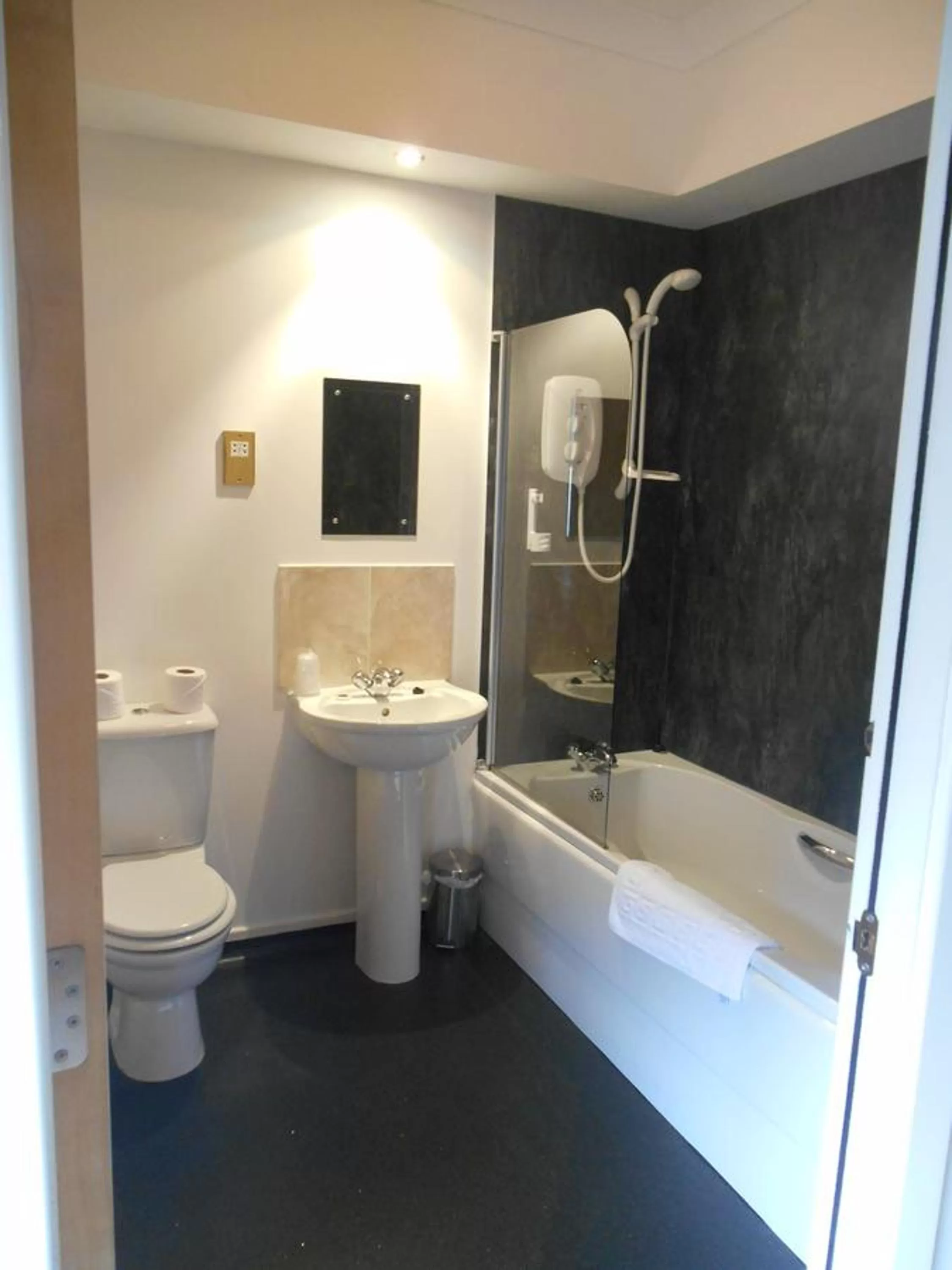 Bathroom in Airlie Arms Hotel