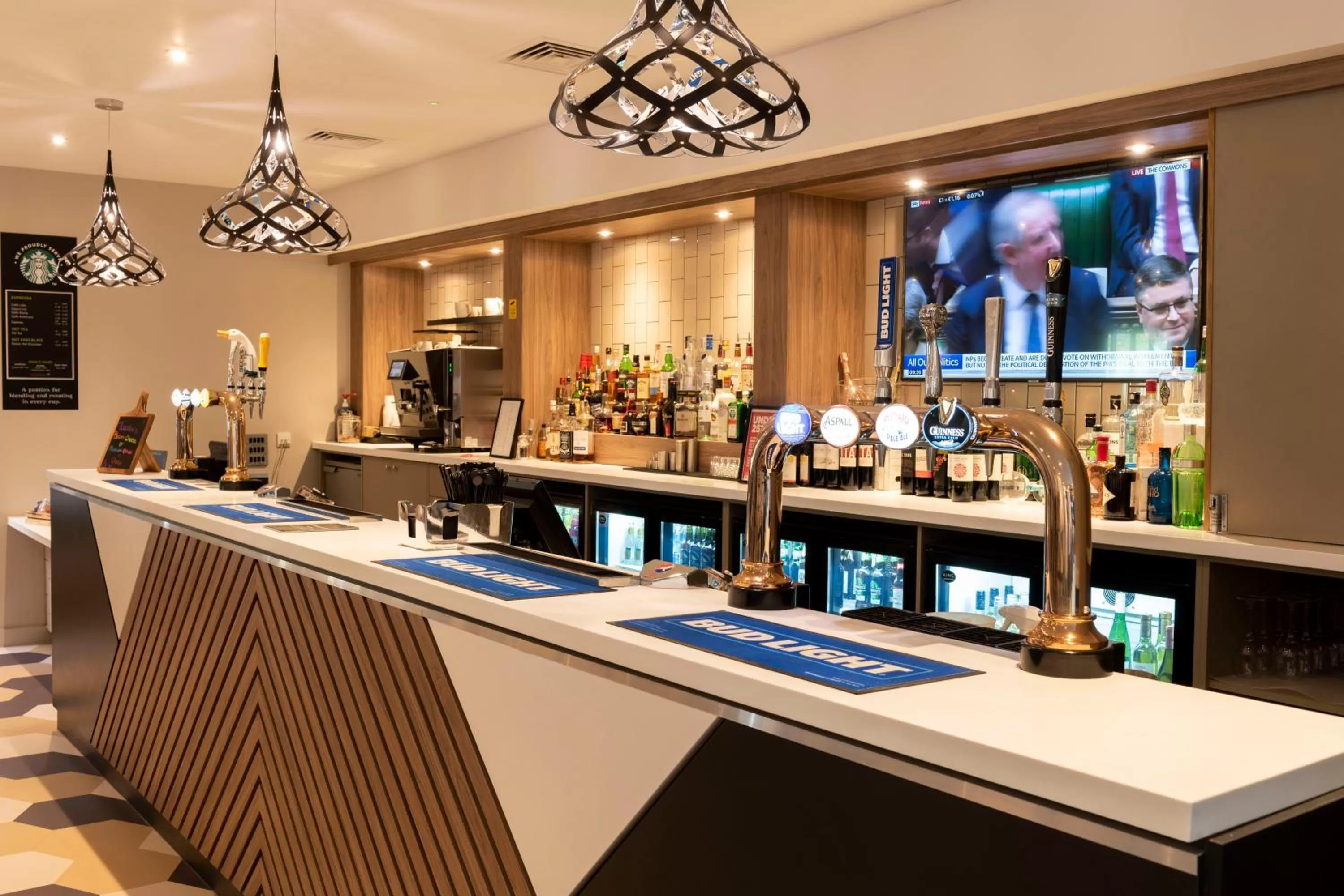 Lounge or bar in Holiday Inn Birmingham M6, Jct7 by IHG