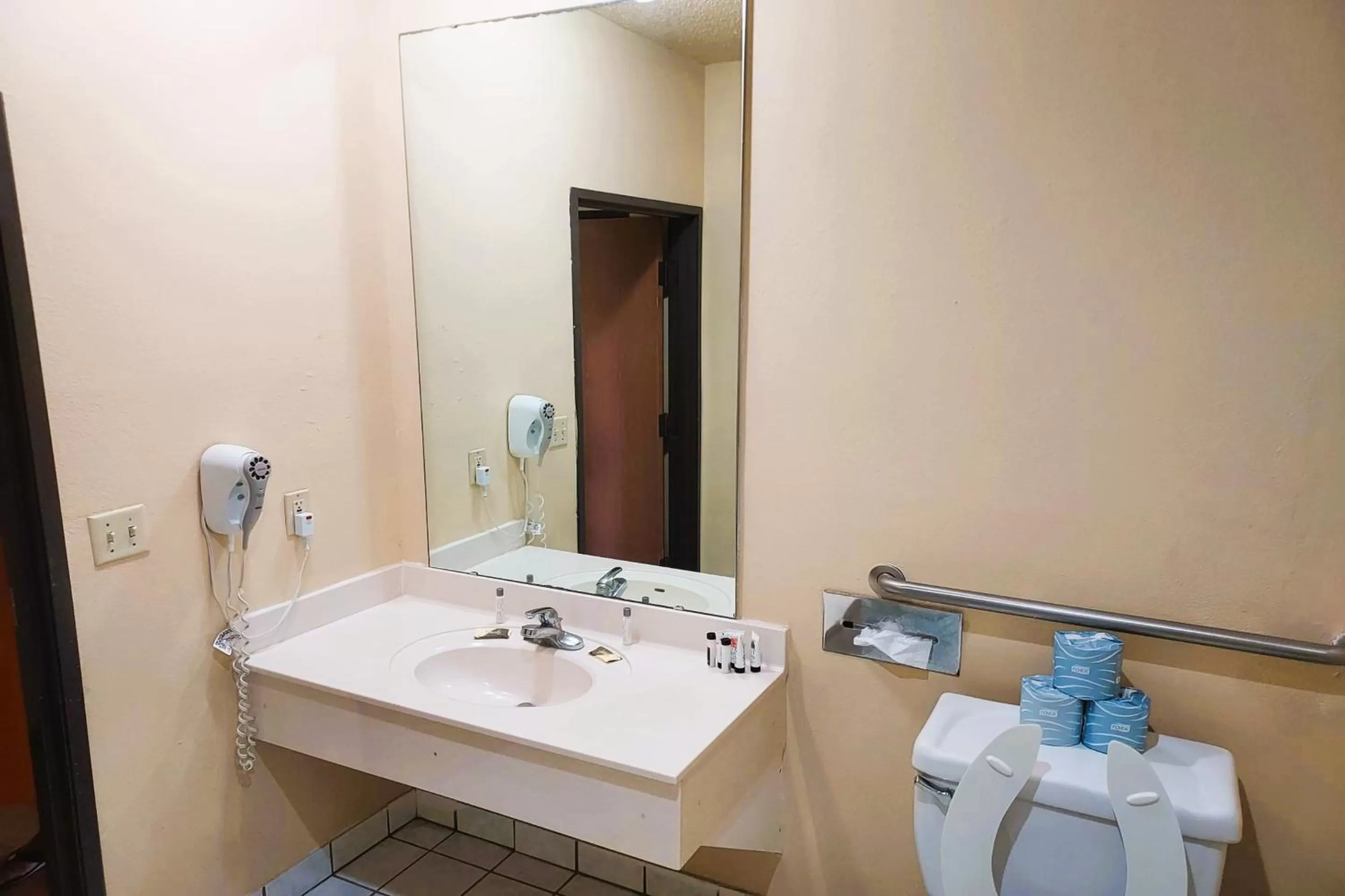 Bathroom in McPherson Inn By OYO, I-135