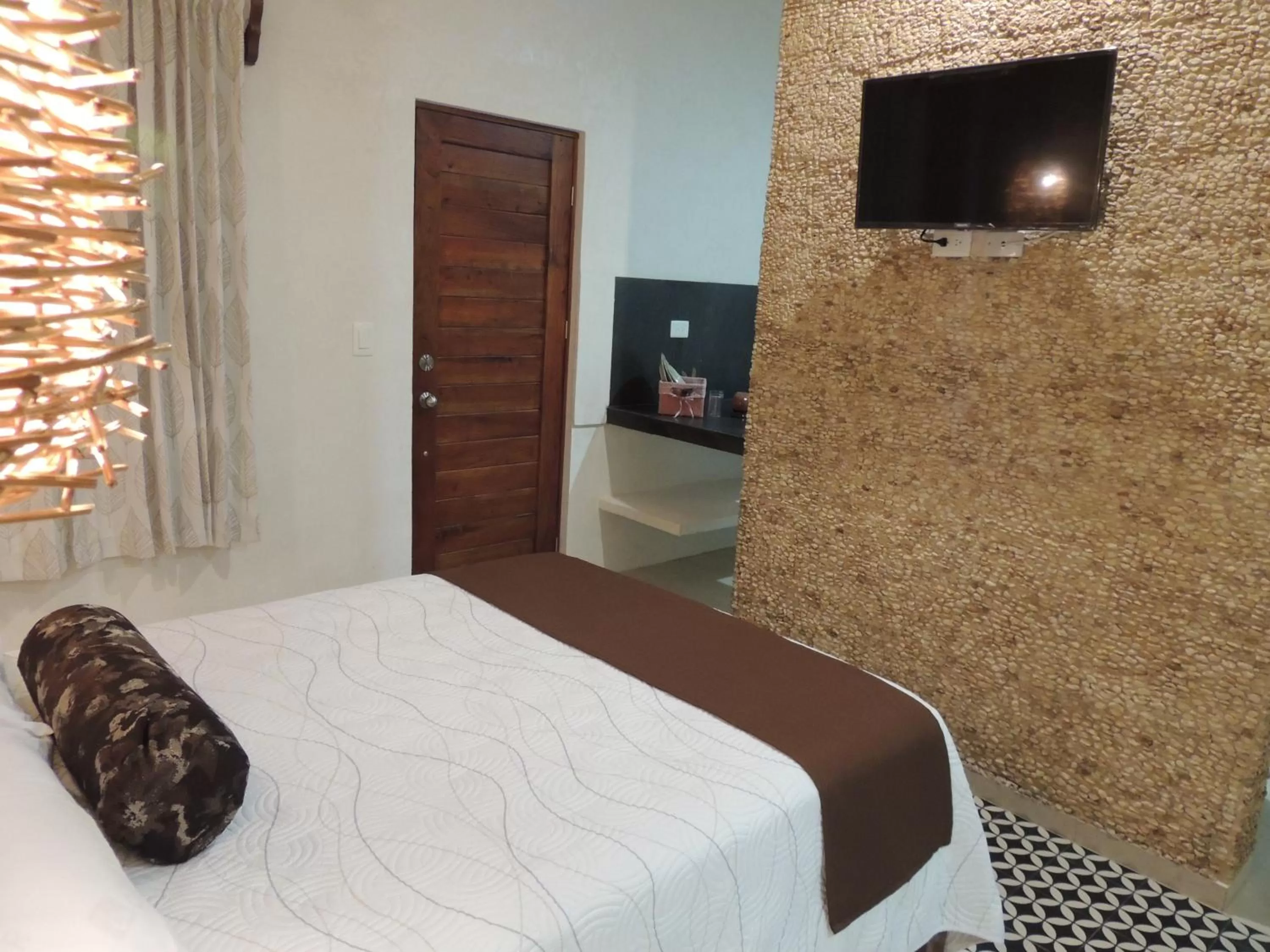 Bed, TV/Entertainment Center in Hotel Boutique Bugambilias
