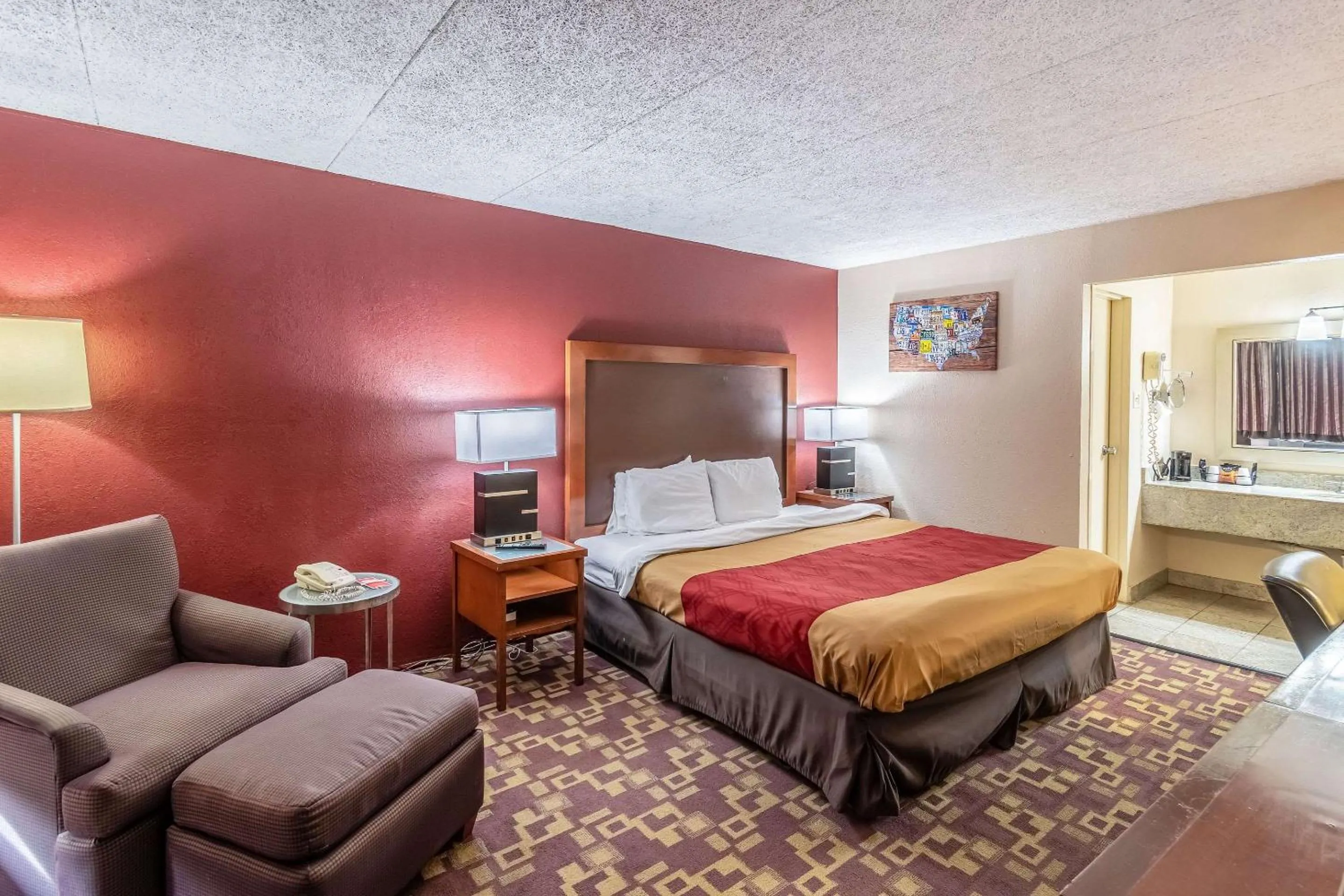 Photo of the whole room, Bed in Econo Lodge Zanesville Downtown