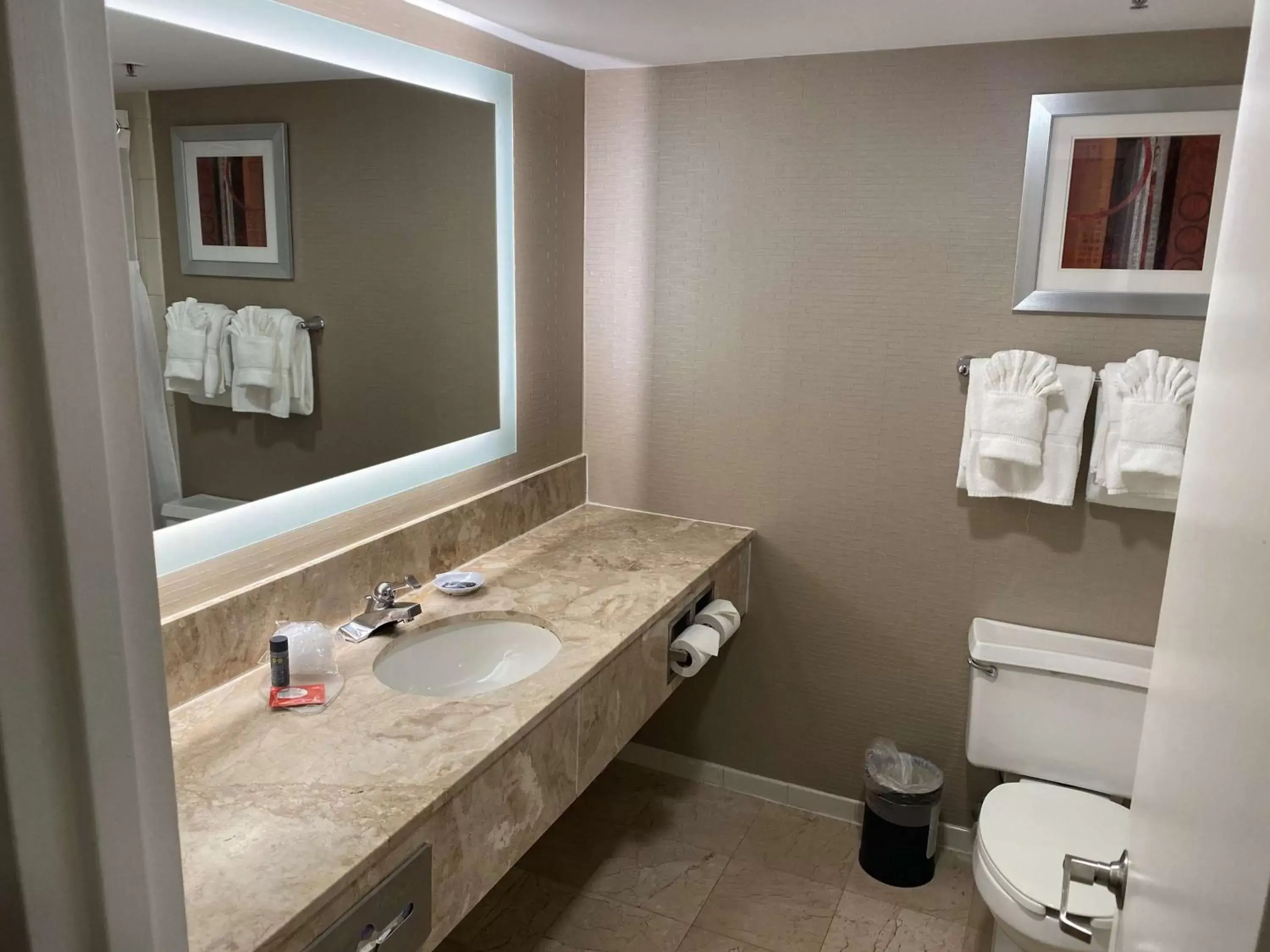 Premium Queen Room with Two Queen Beds and Bath Tub - Disability Access in DoubleTree by Hilton New York-LaGuardia Premium Queen Room with Two Queen Beds and Bath Tub - Disability Access in DoubleTree by Hilton New York-LaGuardia