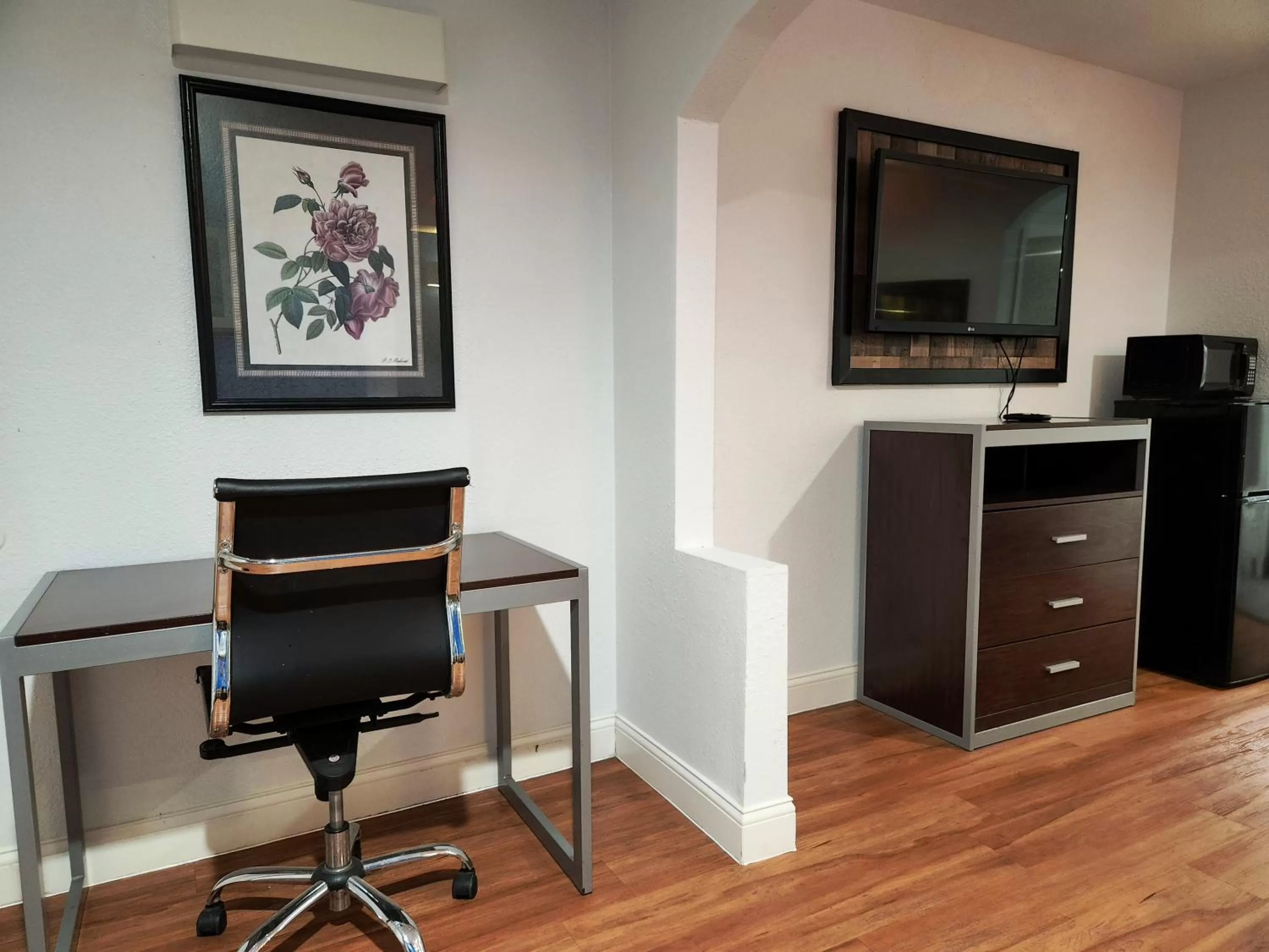 TV and multimedia in Express Inn Tomball