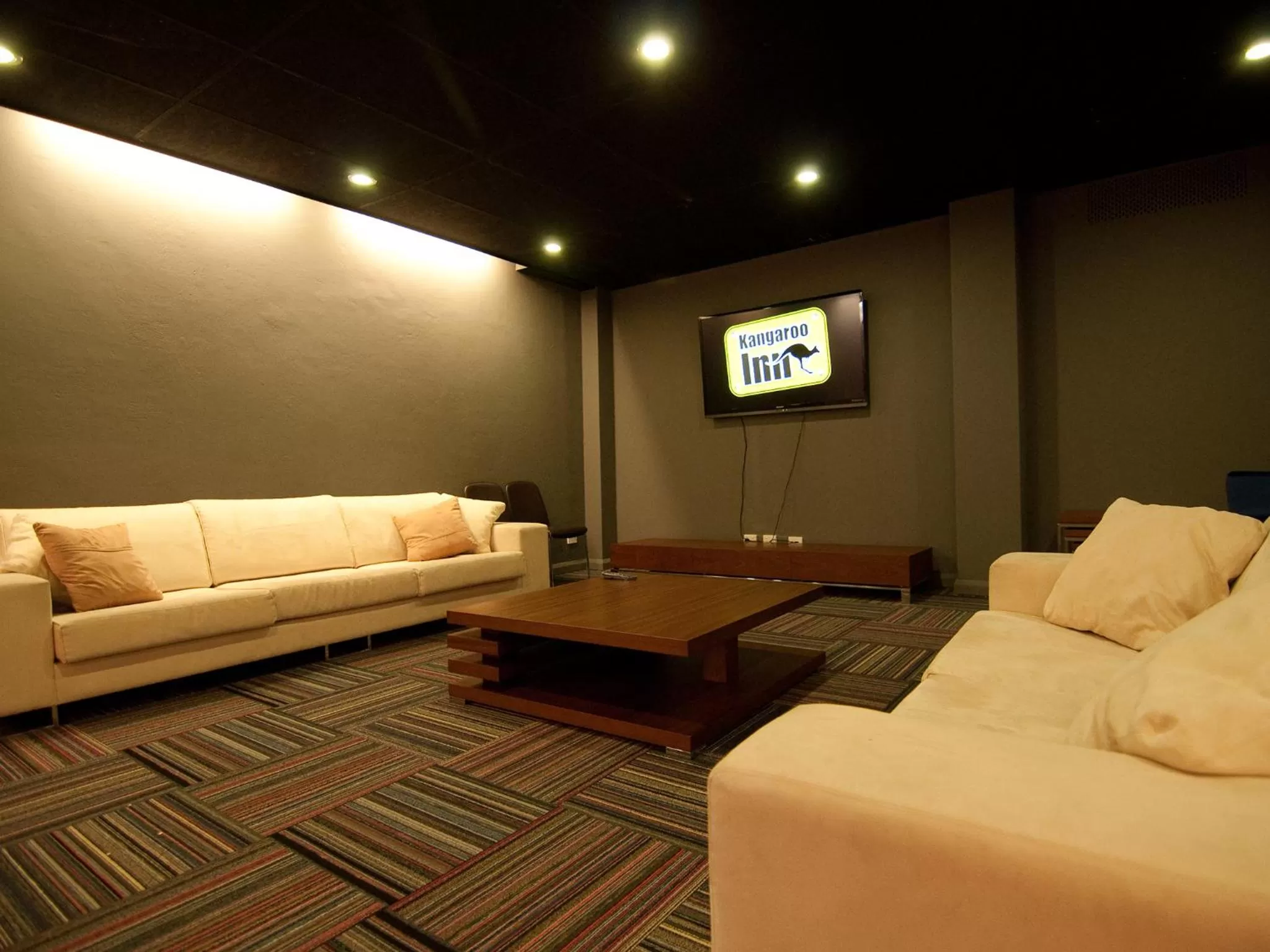 Communal lounge/ TV room in Kangaroo Inn