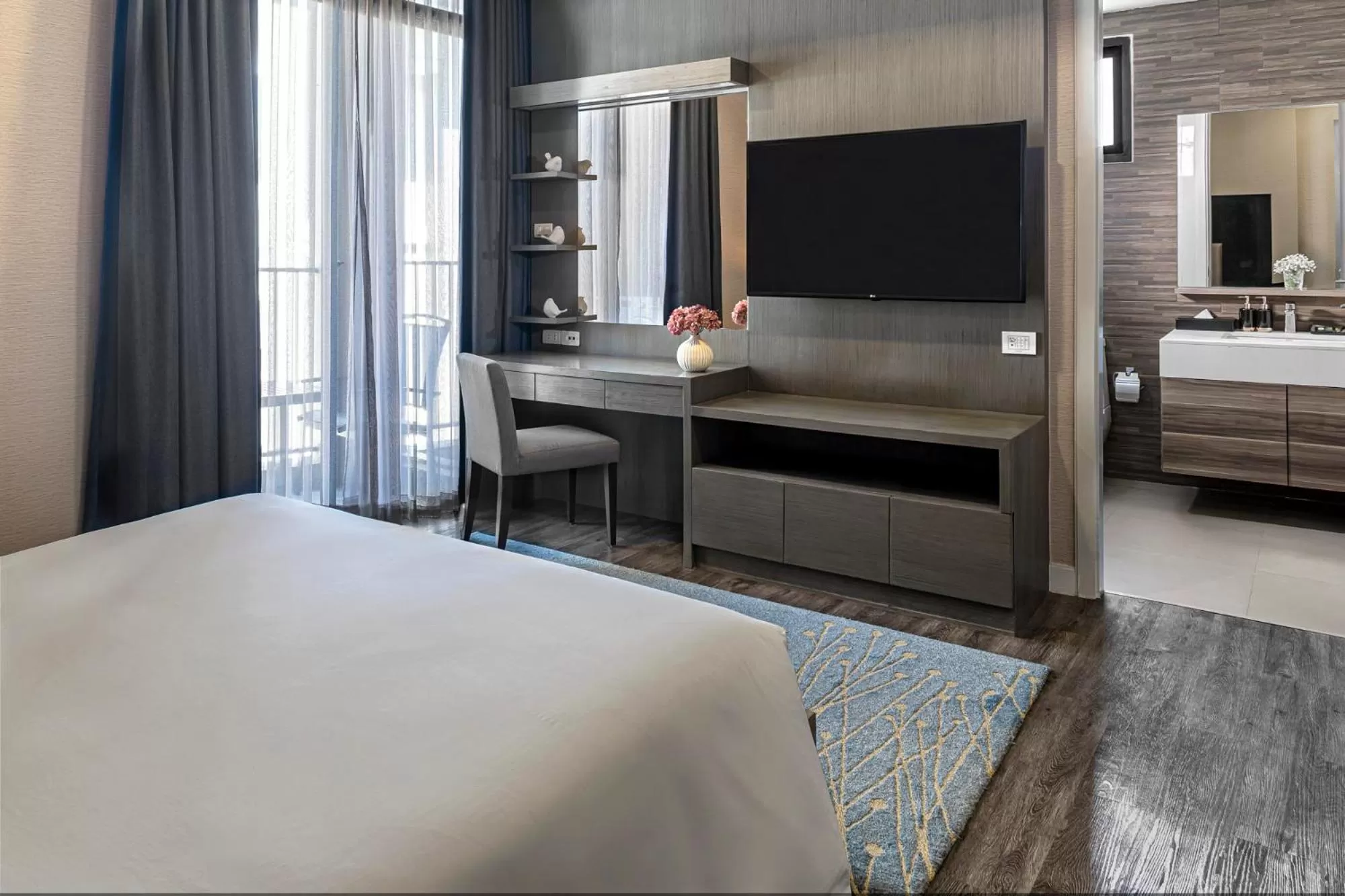 Bed, TV/Entertainment Center in Novotel Suites Sukhumvit 39