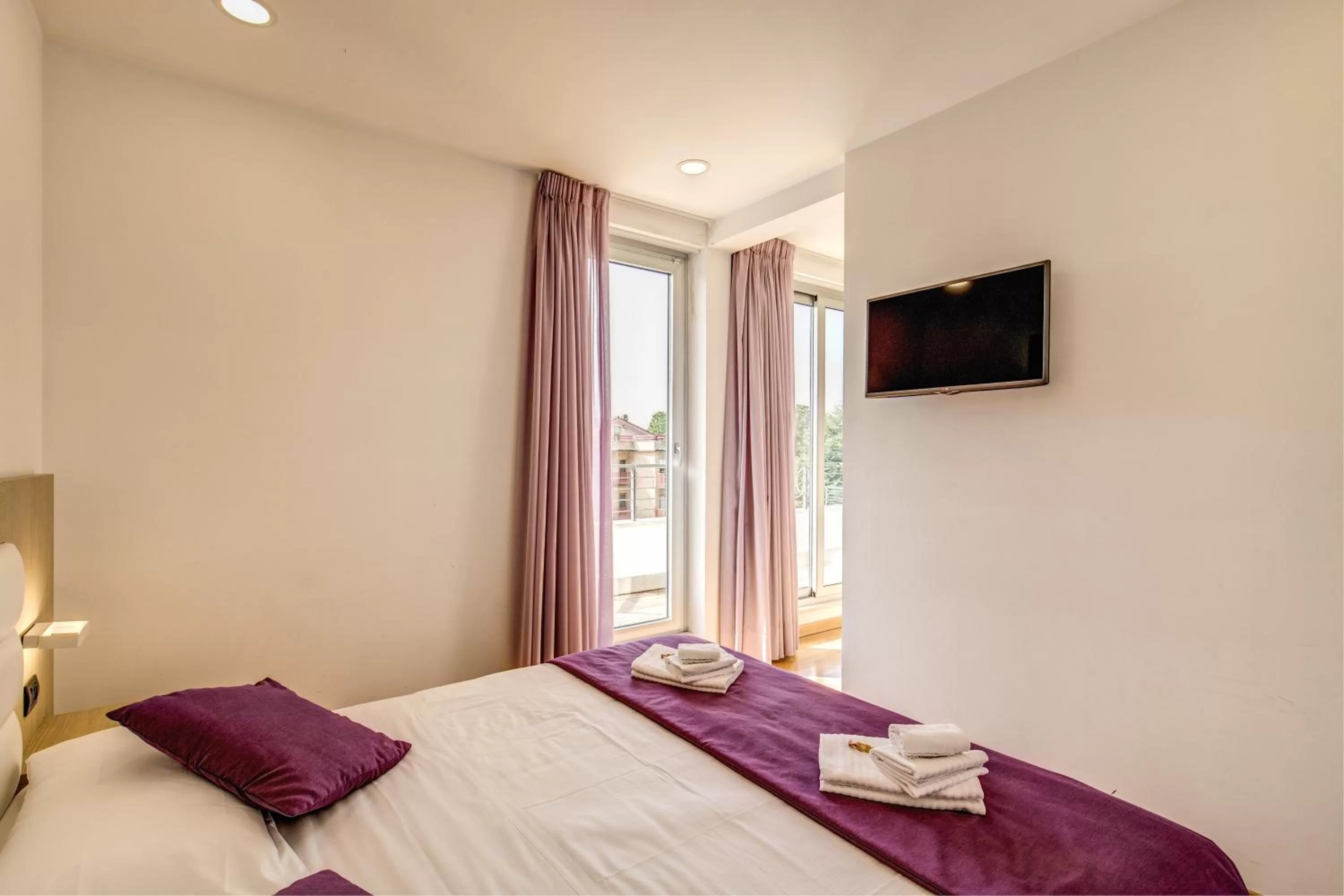 Photo of the whole room, Bed in Ginevra Palace Hotel