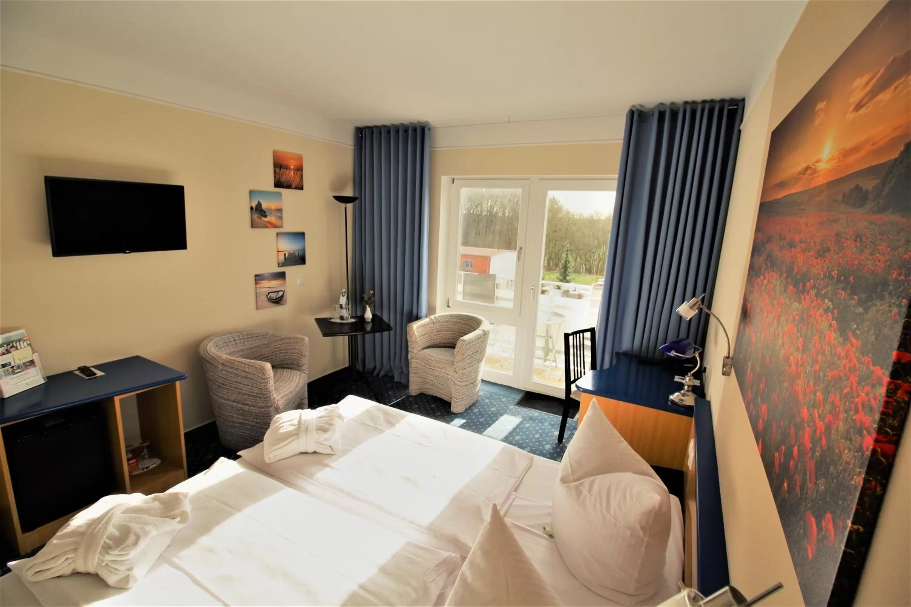 Photo of the whole room, Bed in Parkhotel Klüschenberg