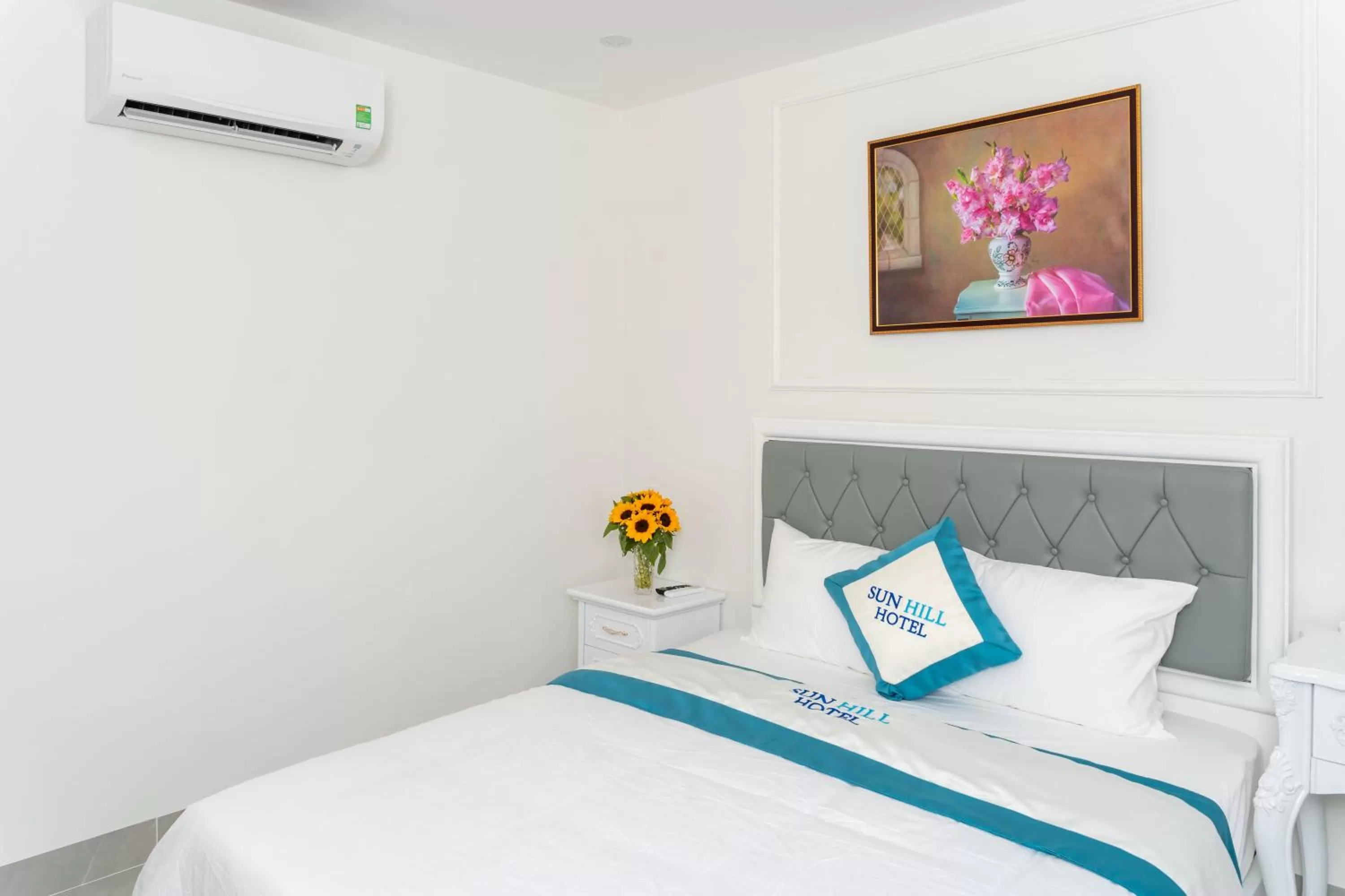 Bedroom, Bed in Sun Hill Hotel