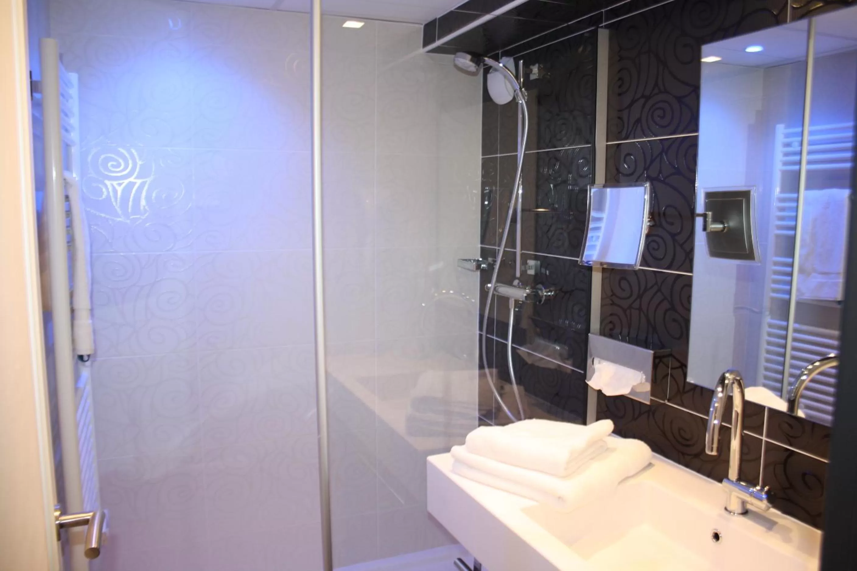 Shower in Best Western Hotel Le Quercy