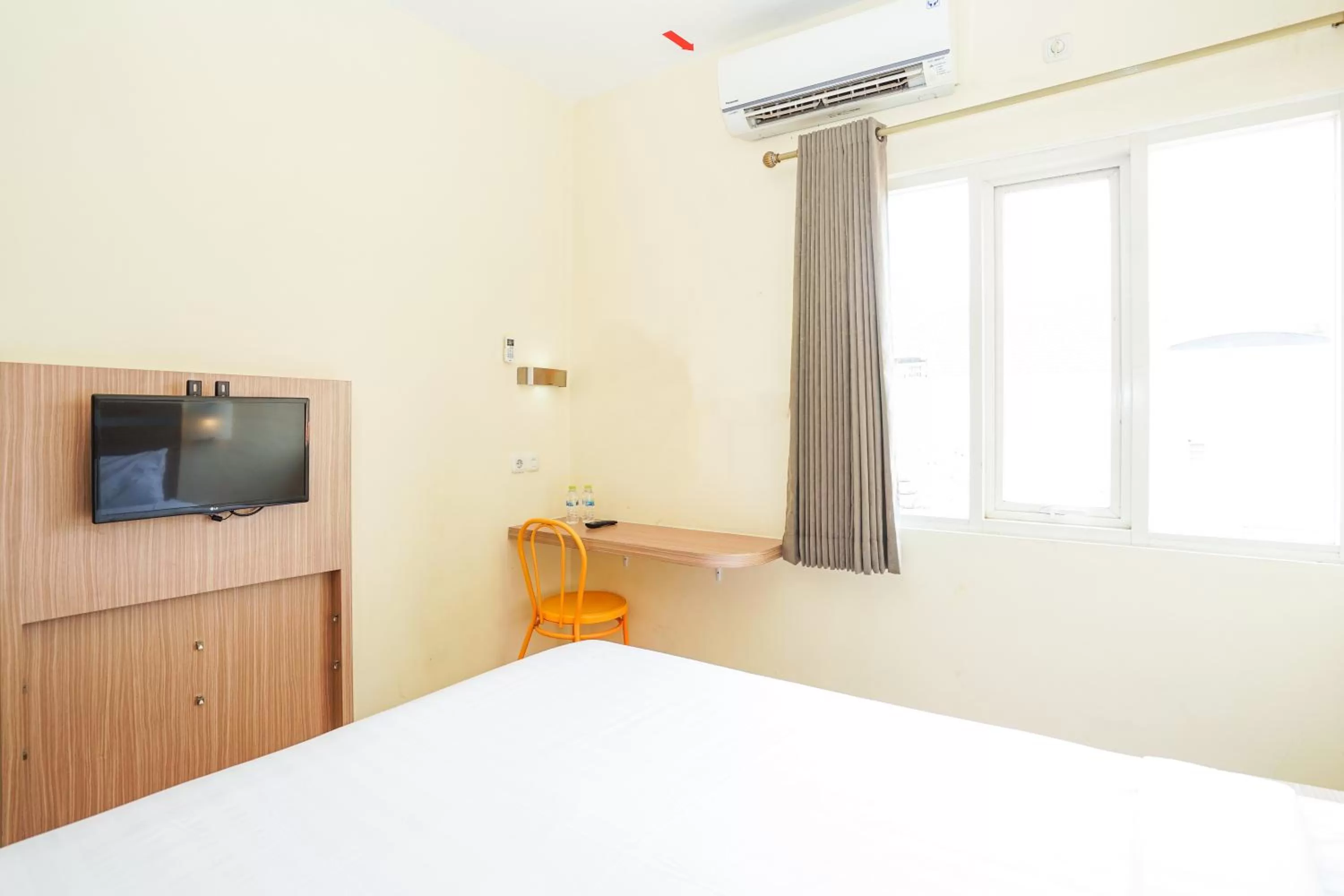 Bed in Pratisarawirya Guesthouse by ecommerceloka