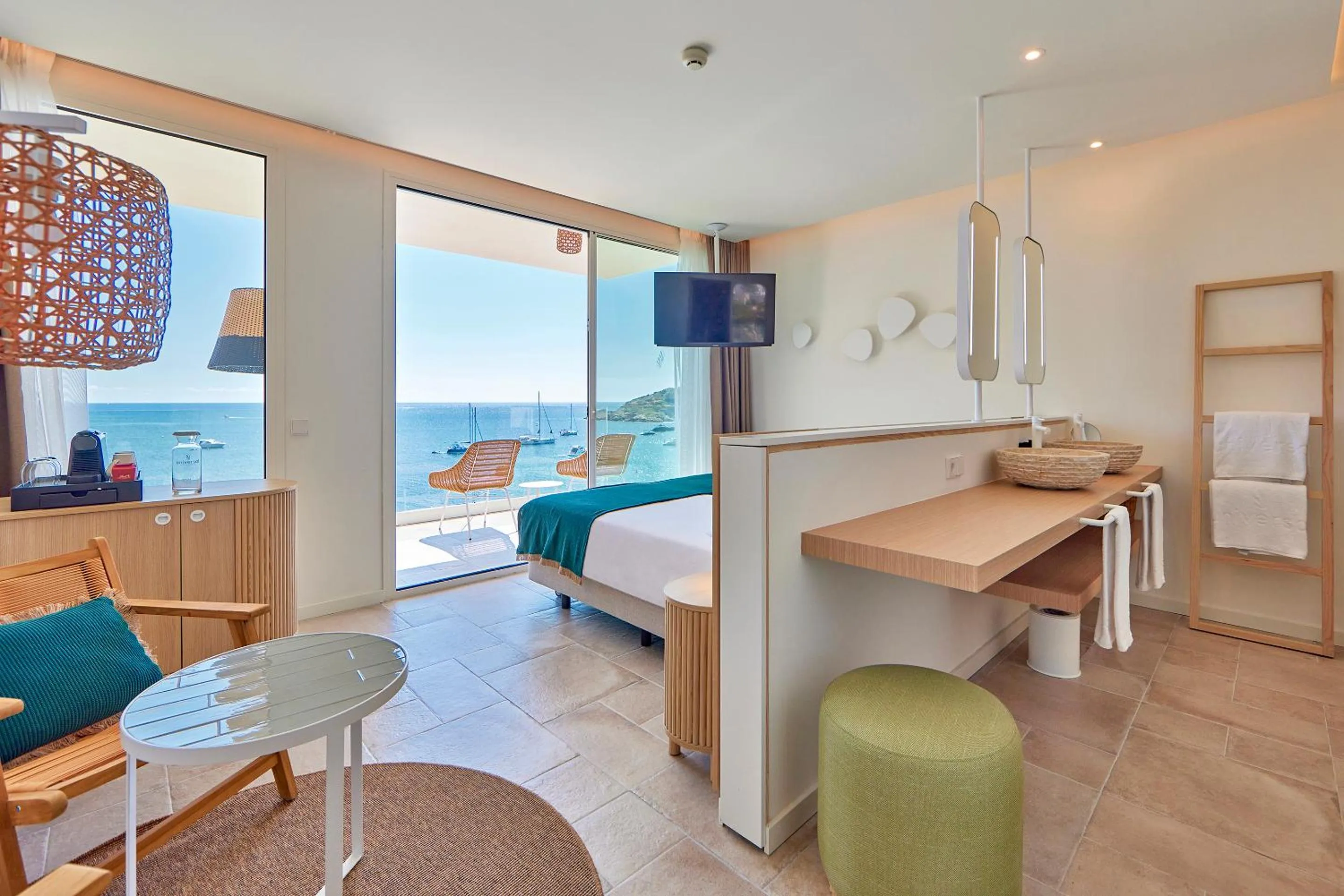 Bathroom, Bed in Universal Hotel Aquamarin